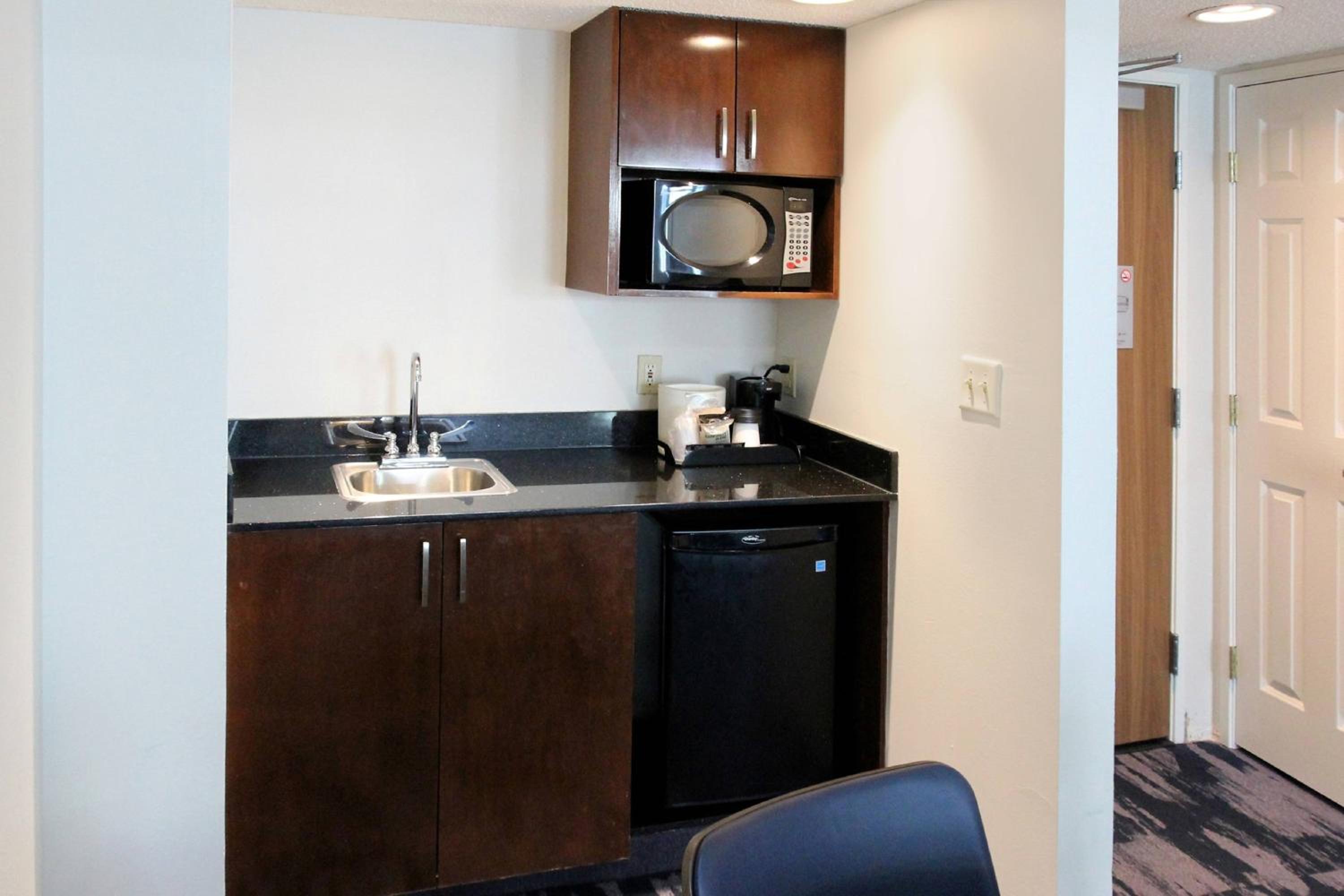 King Suite with Roll-In Shower - Mobility Access - Photo 3