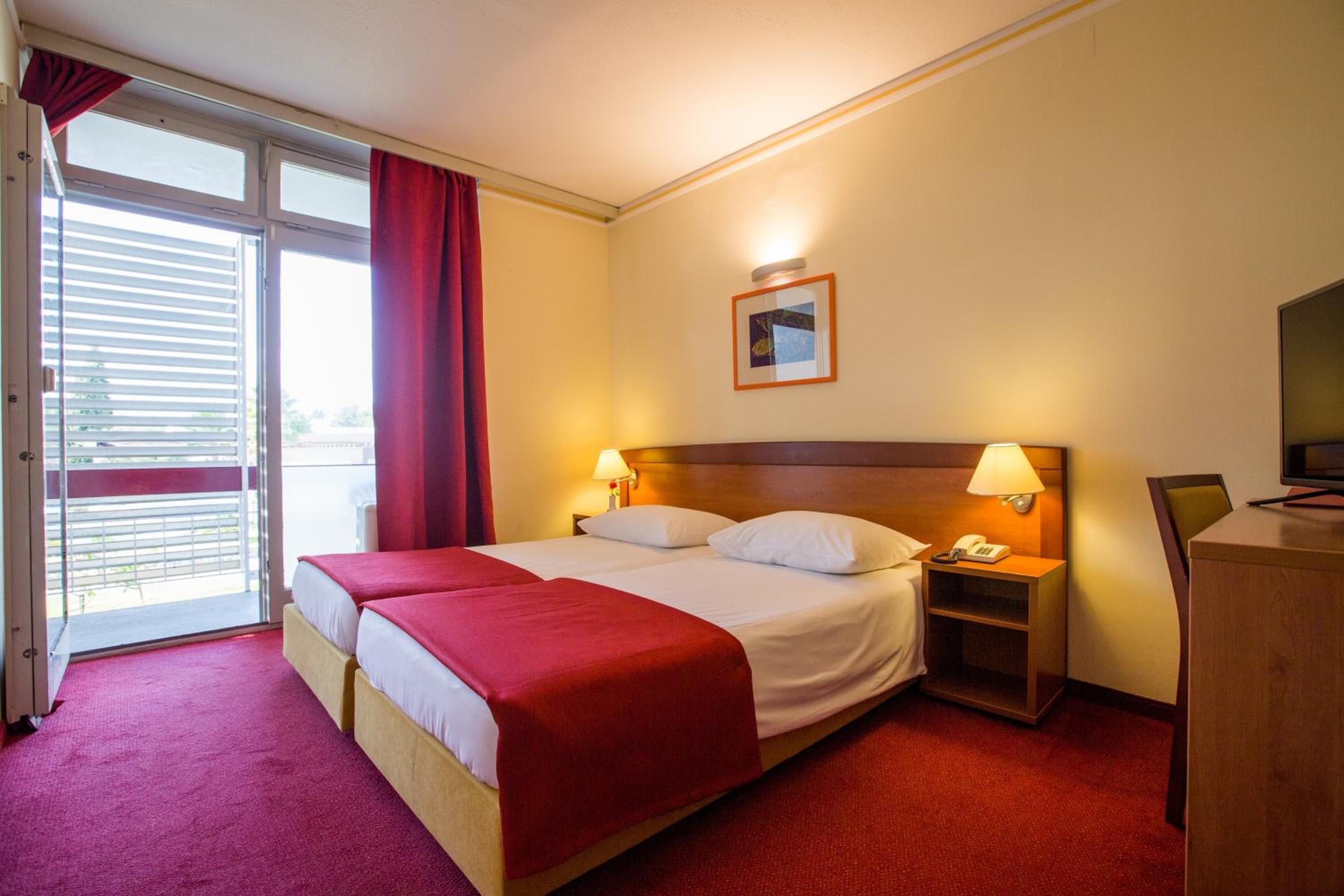 Special Offer - Twin Room with Balcony and Park View (2 Adults+1 Child) - Labor Day