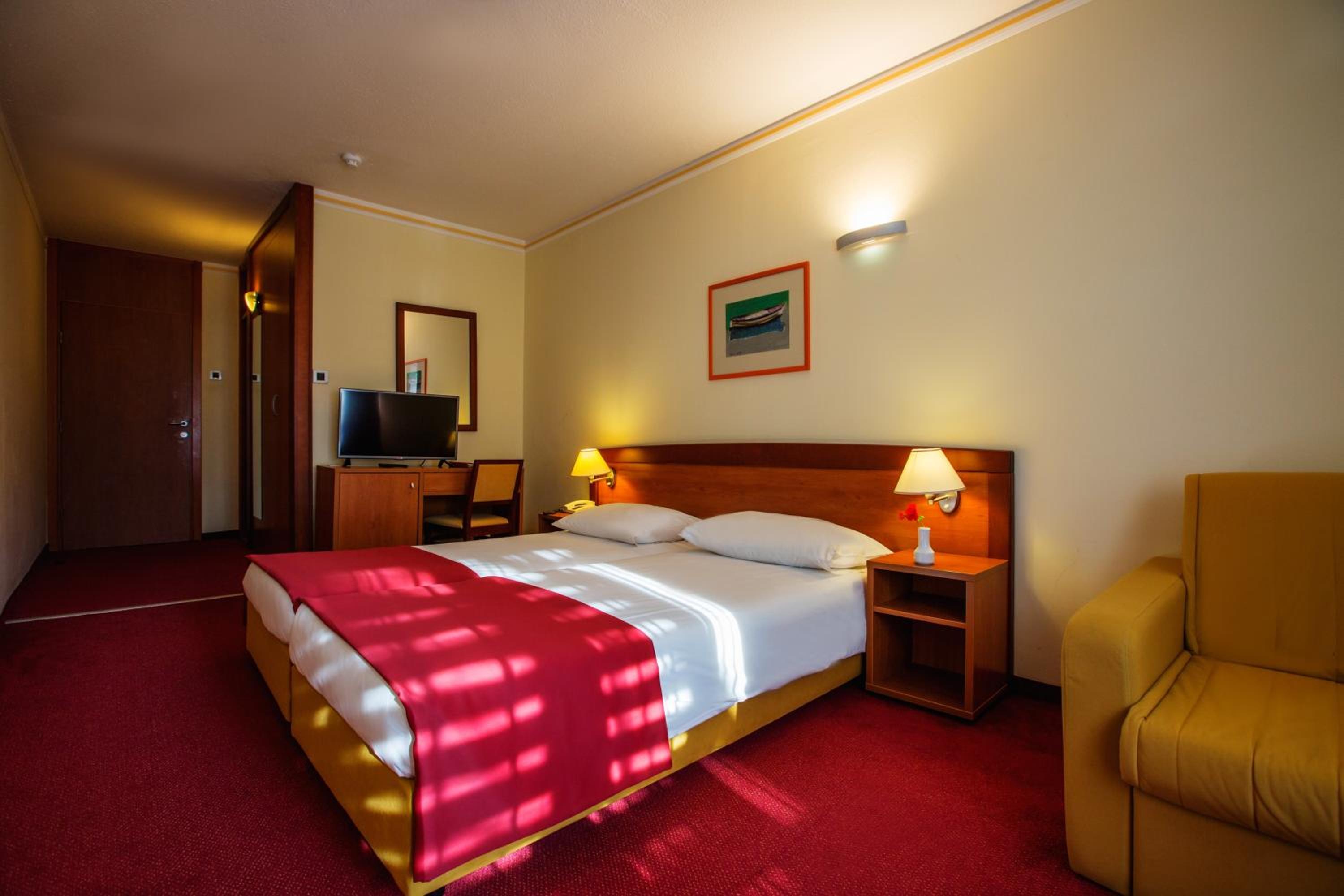 Special Offer - Twin Room with Balcony and Park View - Labor Day photo 3