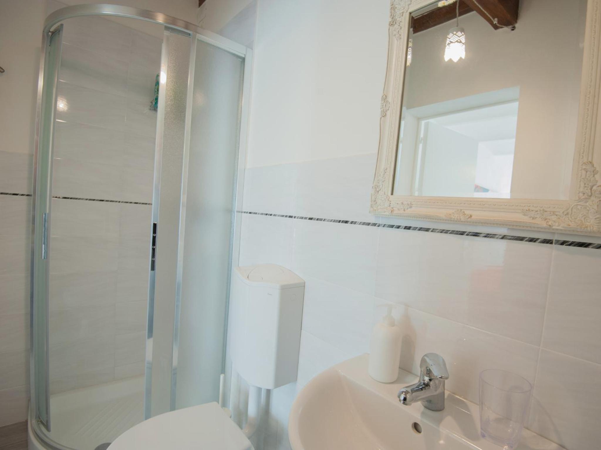 Quadruple Room with Private Bathroom - Photo 13