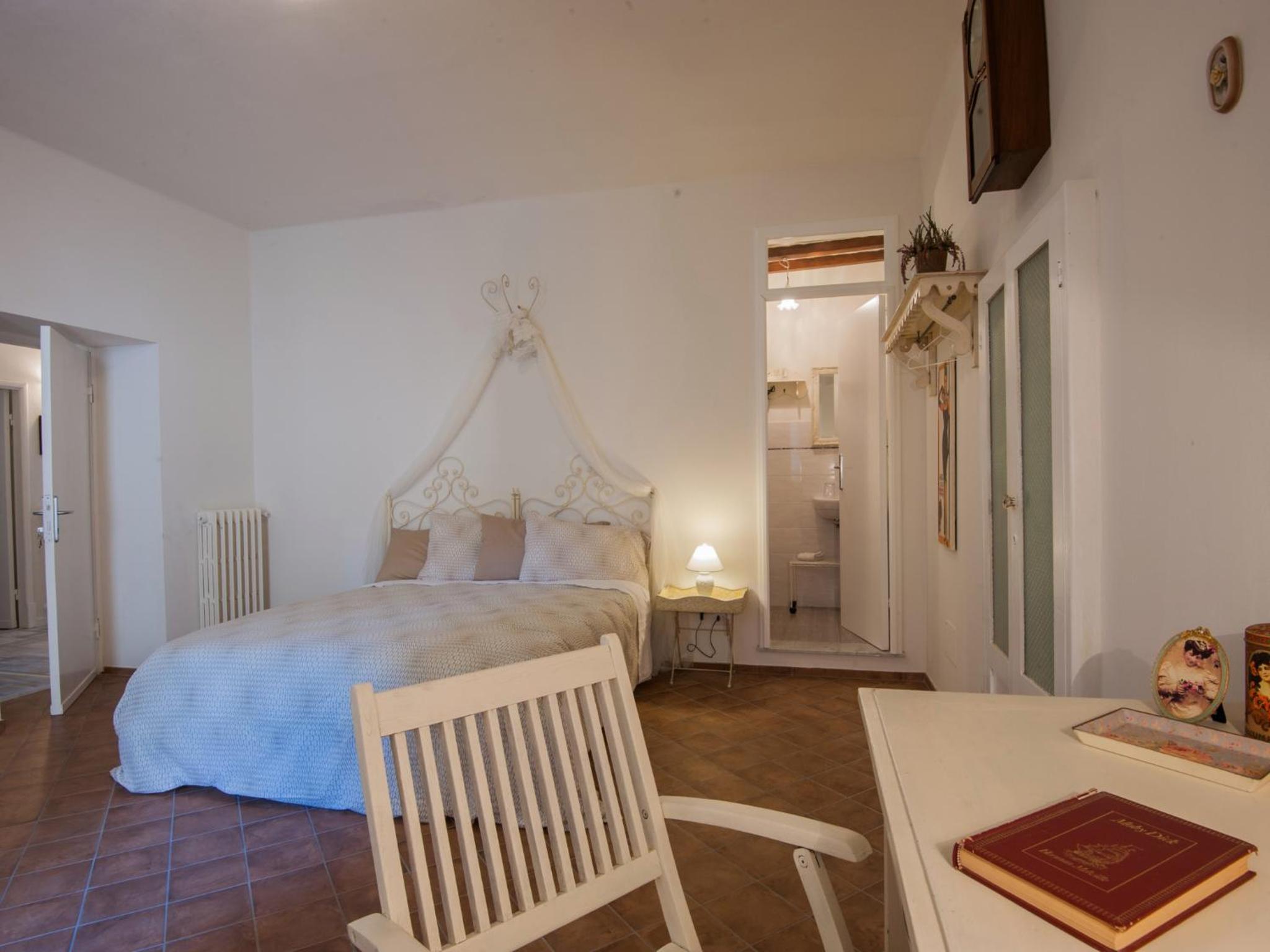 Double Room with Private Bathroom - Photo 13