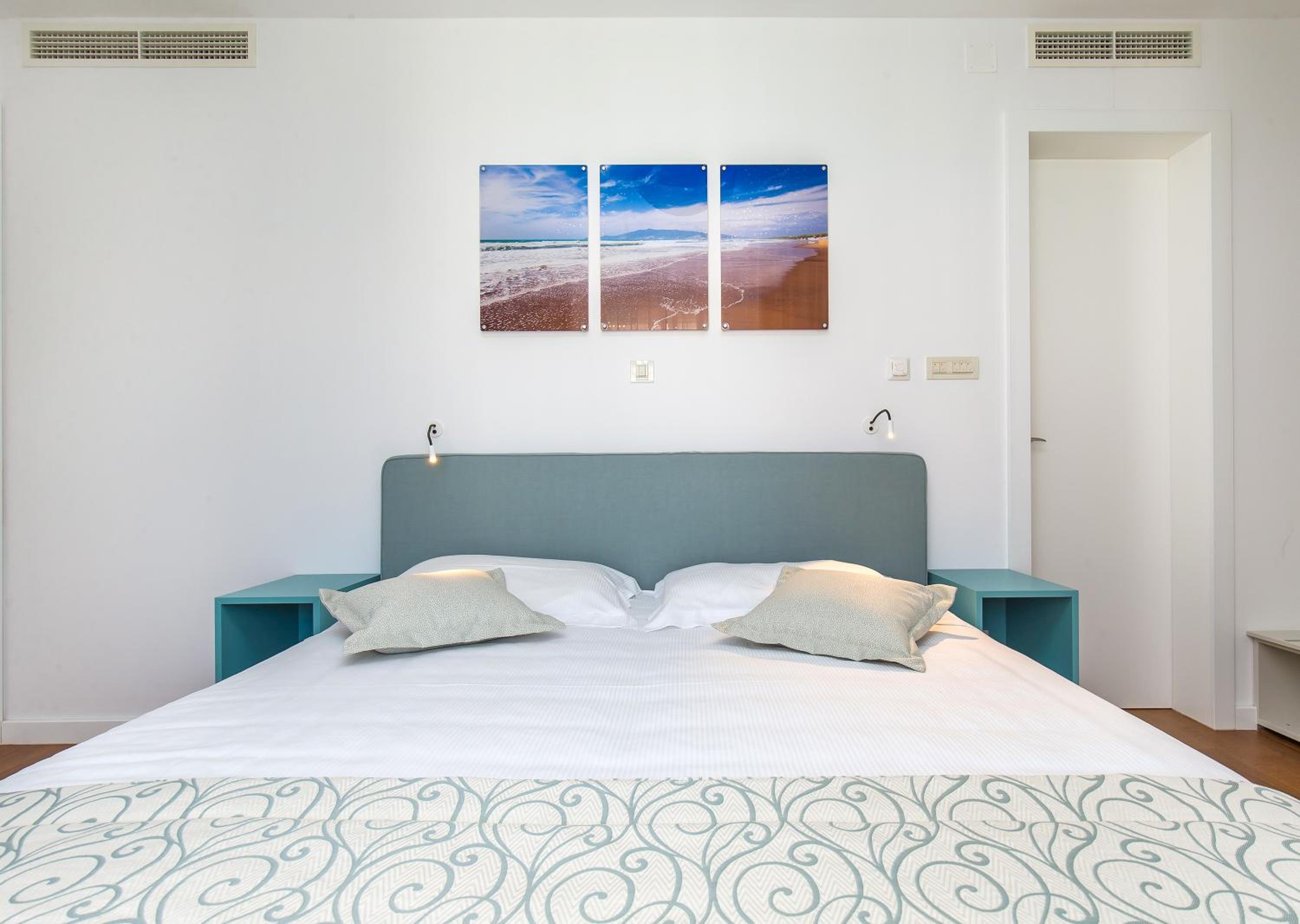Deluxe Three-Bedroom Apartment with Terrace and Partial Sea View photo 3
