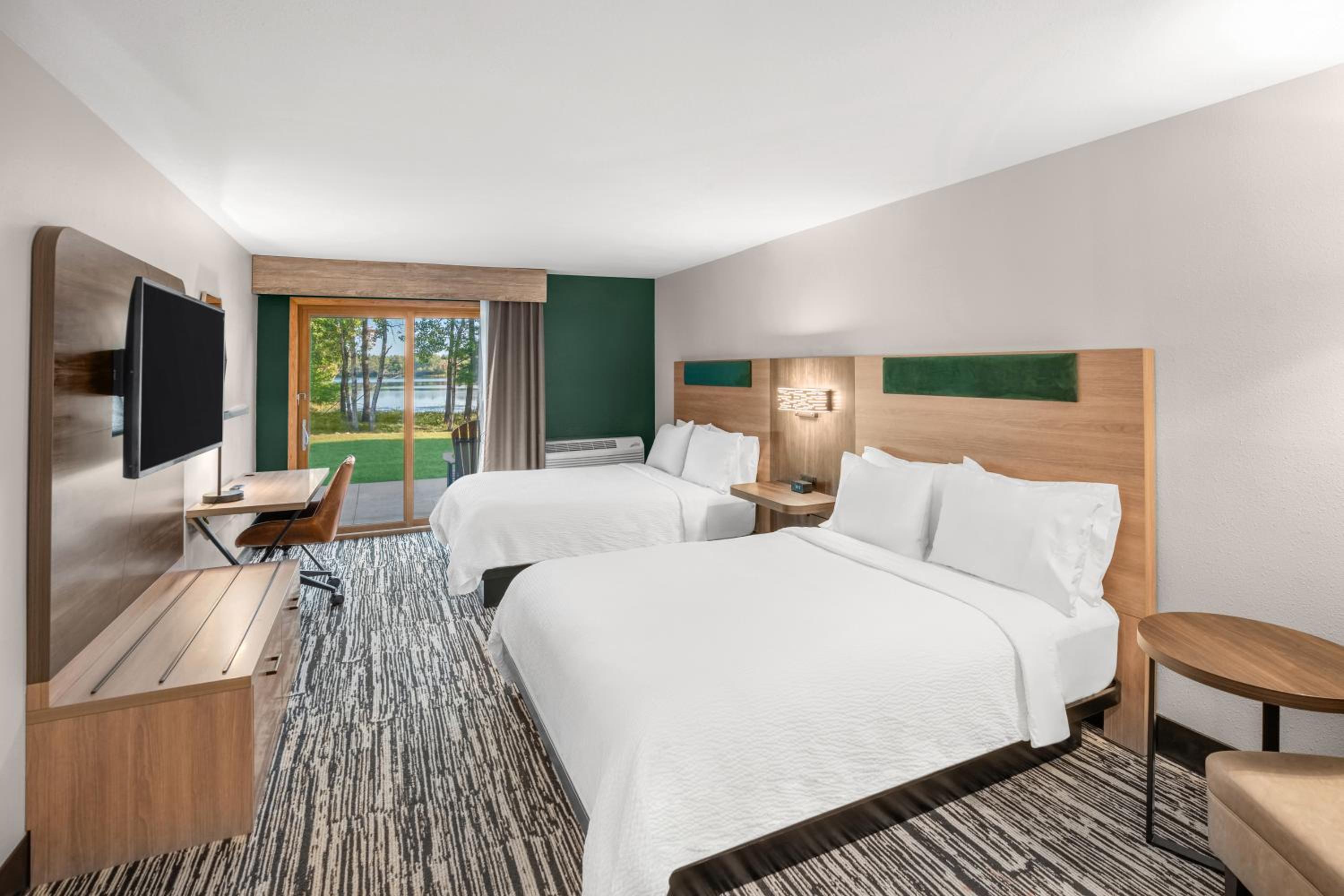 Queen Room with Two Queen Beds and Lake View - Accessible - Photo 5