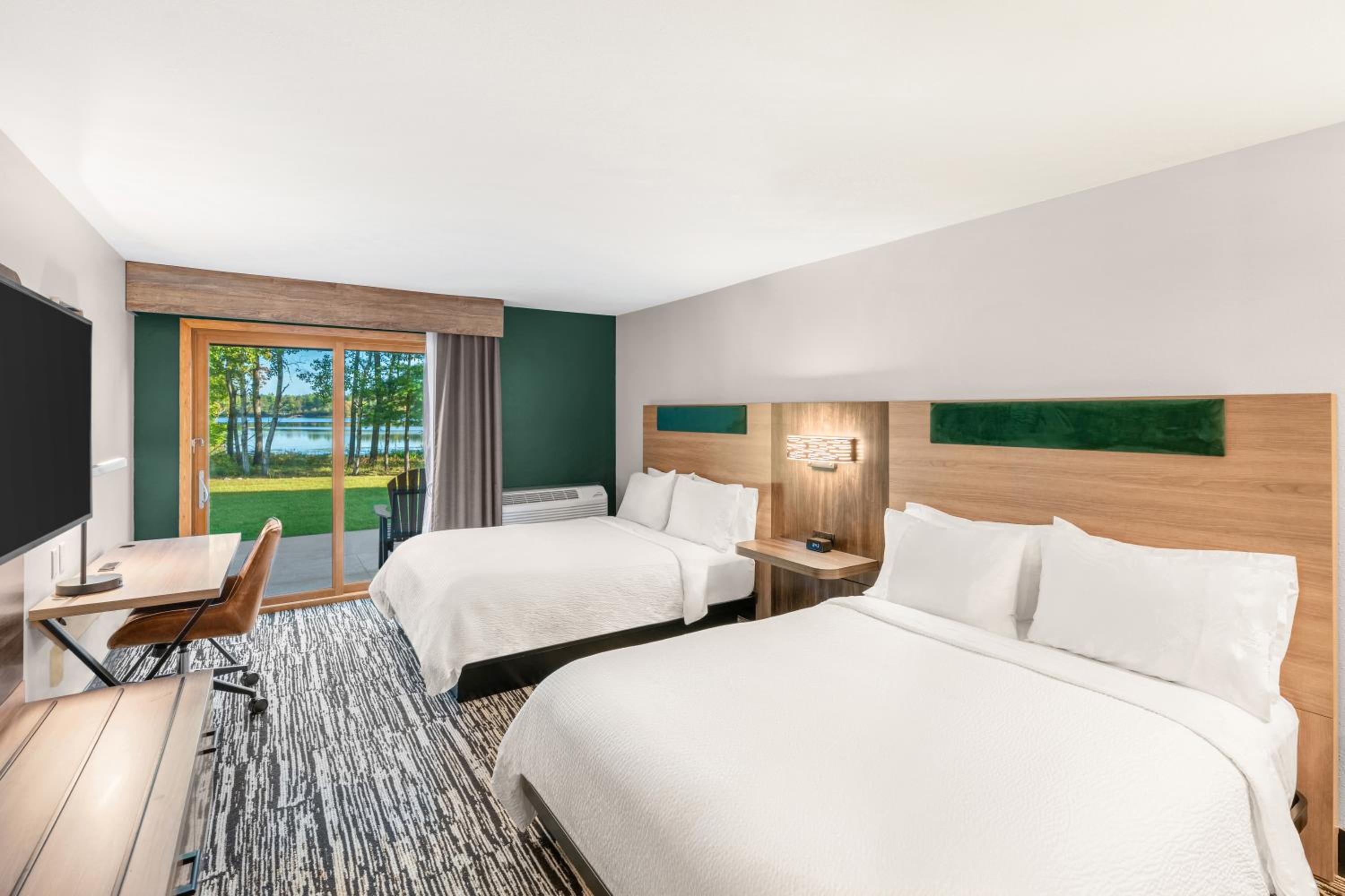 Queen Room with Two Queen Beds and Lake View - Accessible - Photo 4
