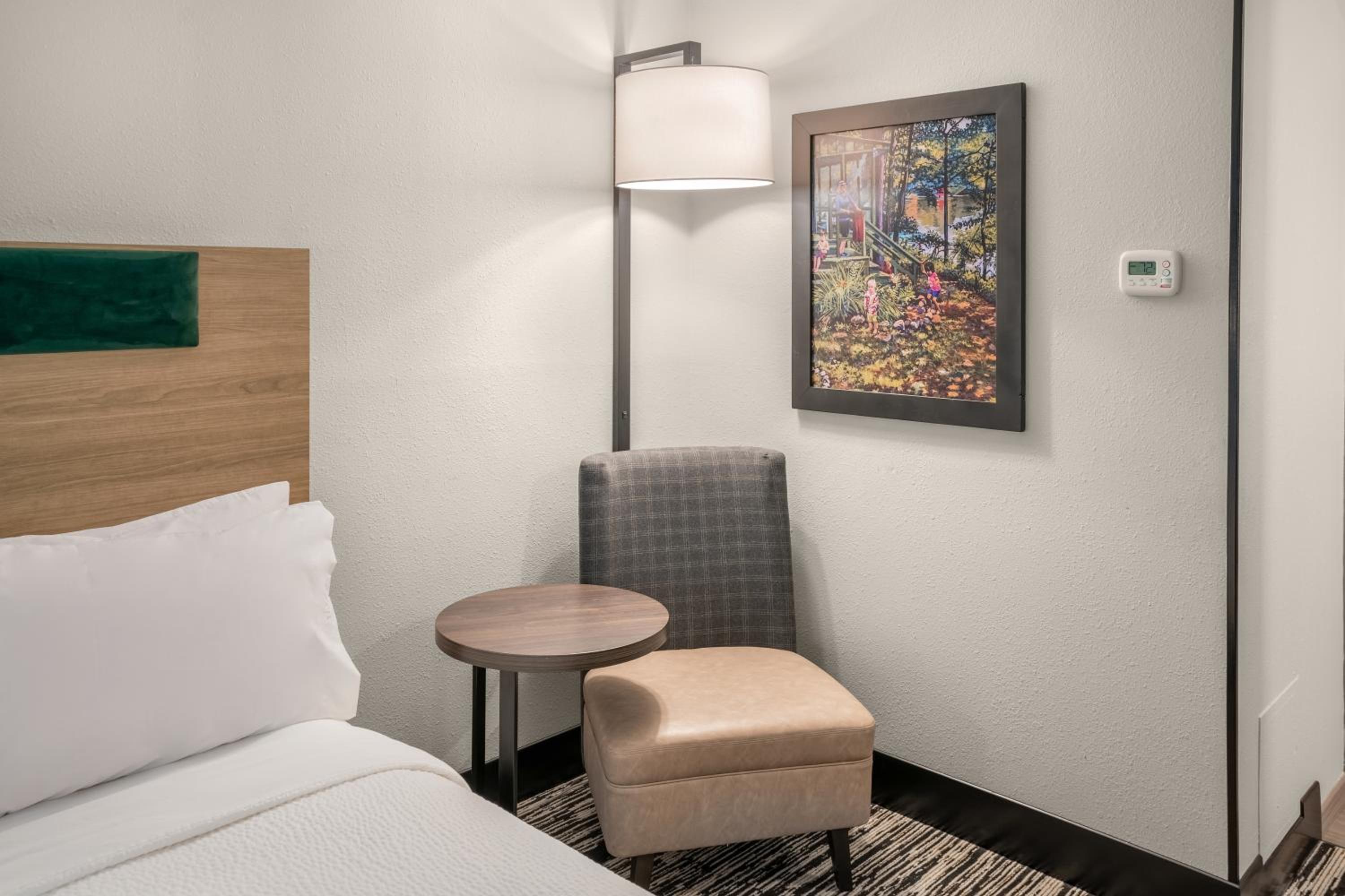 Queen Room with Two Queen Beds and Lake View - Accessible - Photo 1