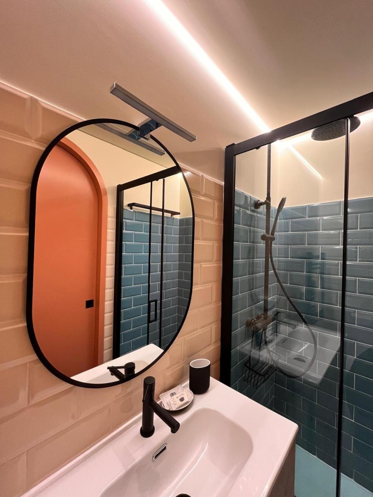 Two-Bedroom Deluxe Apartment - Photo 18