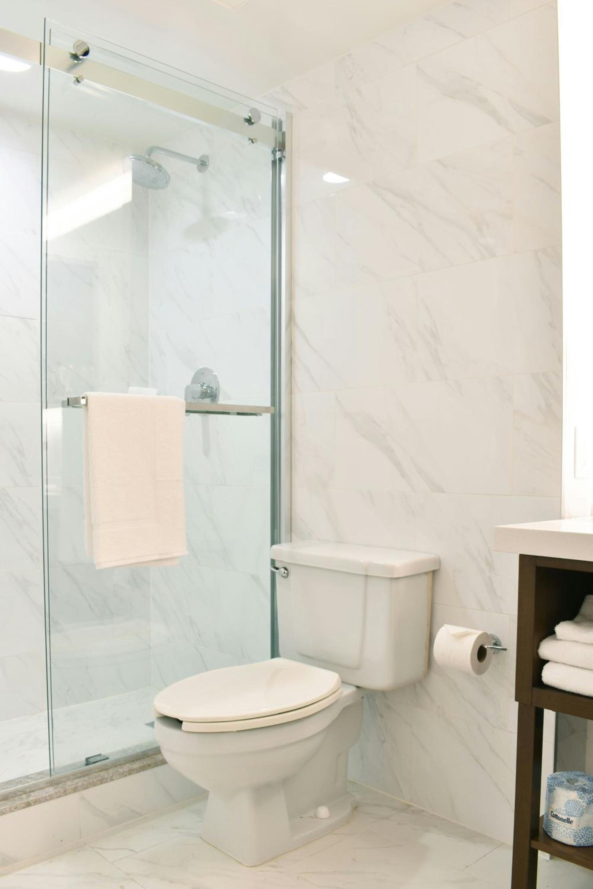Queen Room - Disability Access - Photo 5