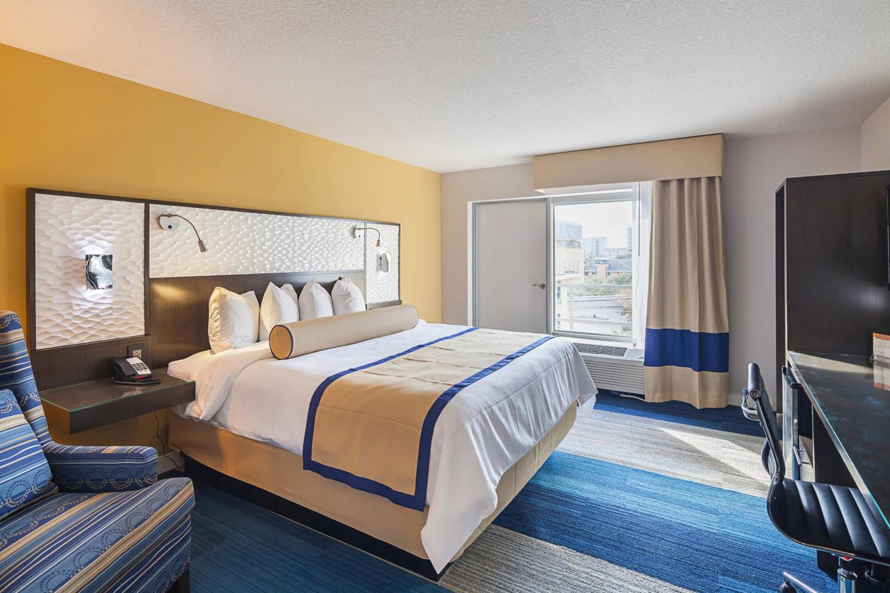 1 Bedroom Junior Suite, 1 King, Partial water view - Photo 1