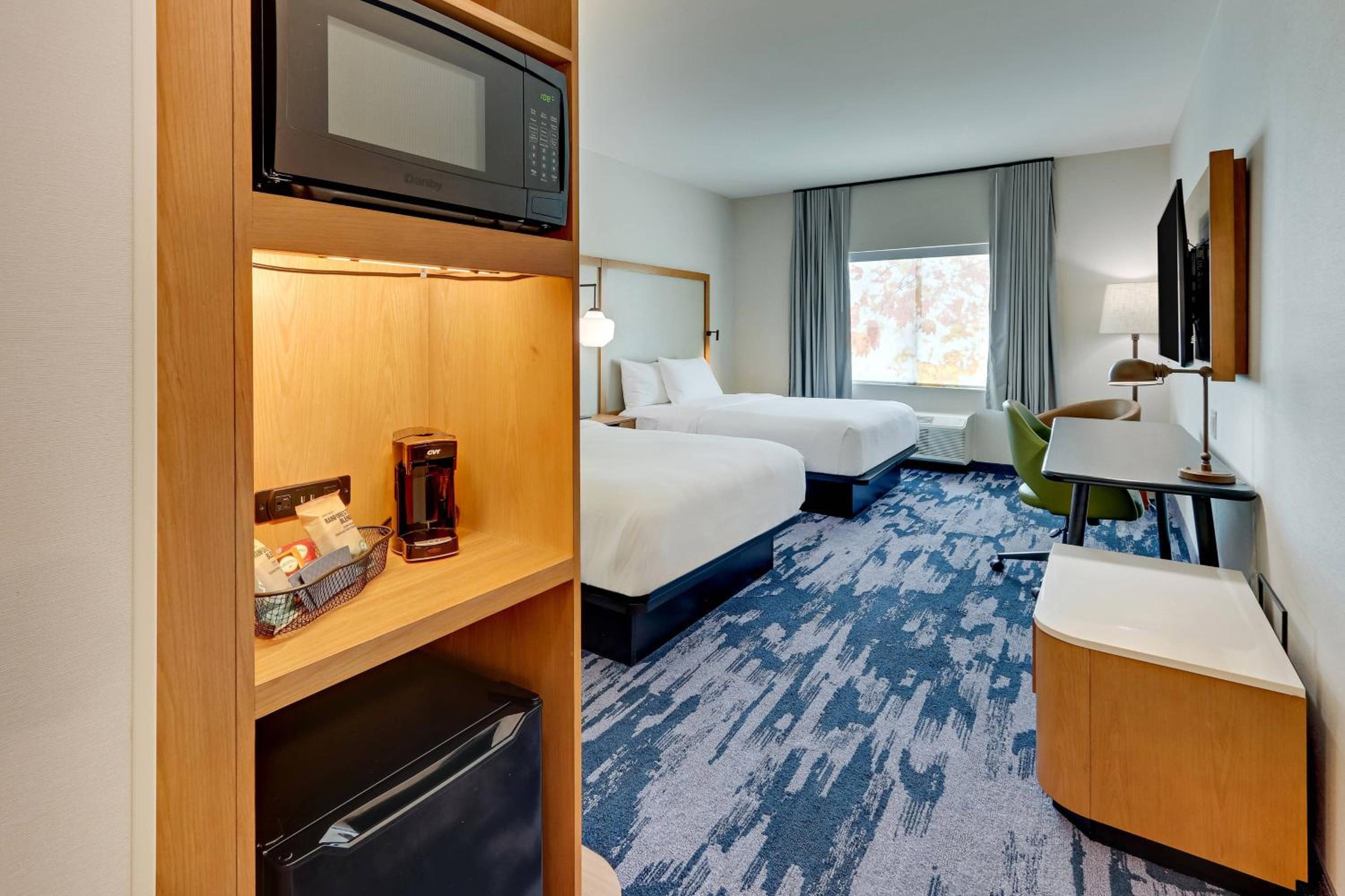 Queen Room with Two Queen Beds and Adapted Tub - Mobility Accessible - Photo 2