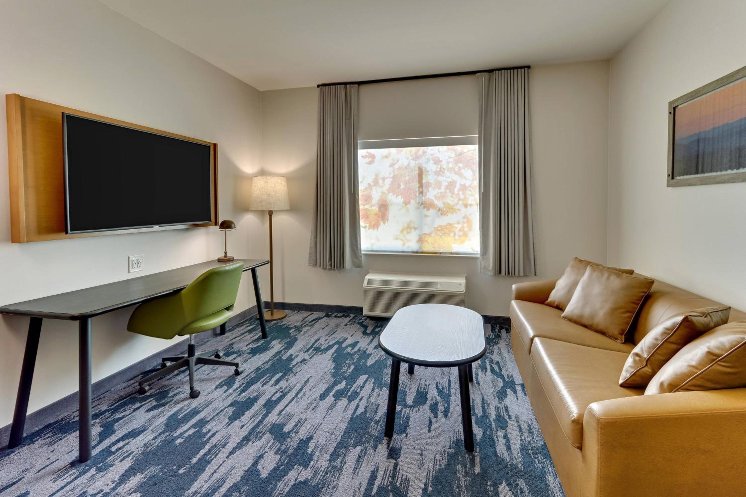 Queen Suite with Sofa Bed and Adapted Tub - Mobility Accessible