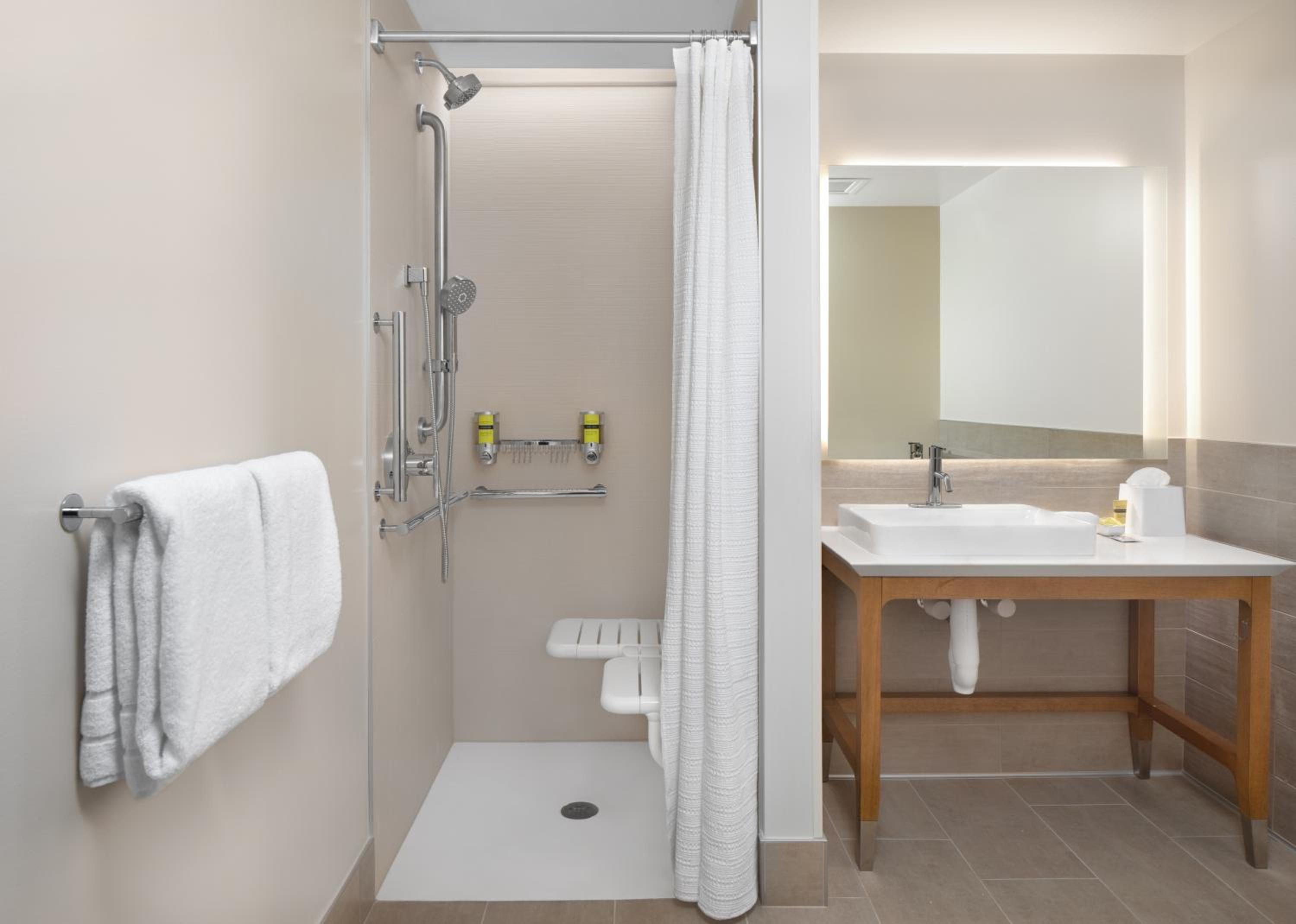 Deluxe King Room with Transfer Shower - Mobility Accessible