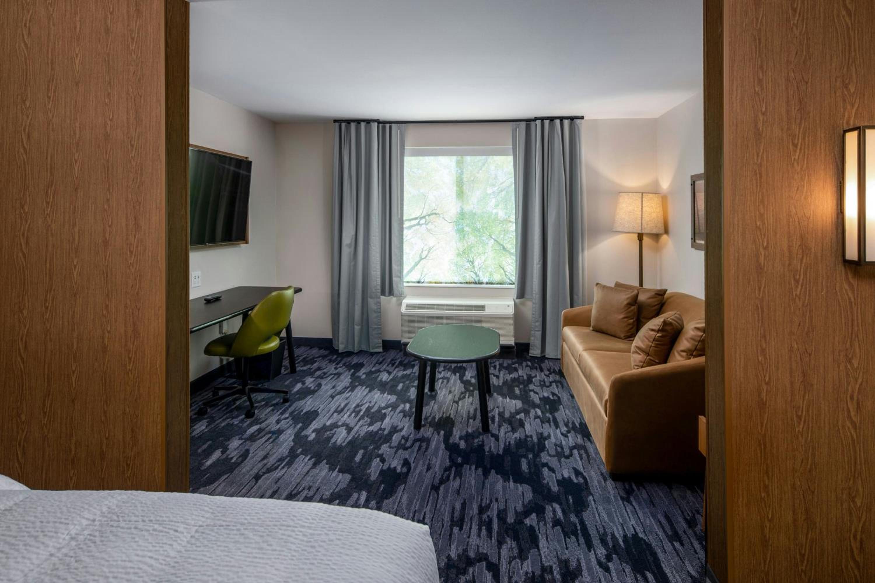 Queen Suite with Two Queen Beds and Sofa Bed - Photo 2