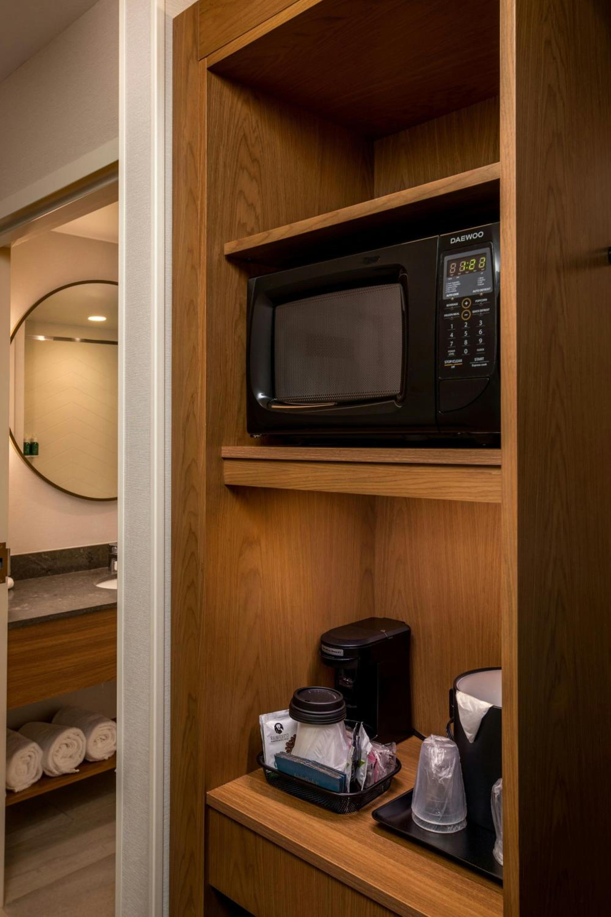 Queen Room with Two Queen Beds and Roll-In Shower - Mobility Access/Hearing Accessible - Photo 5