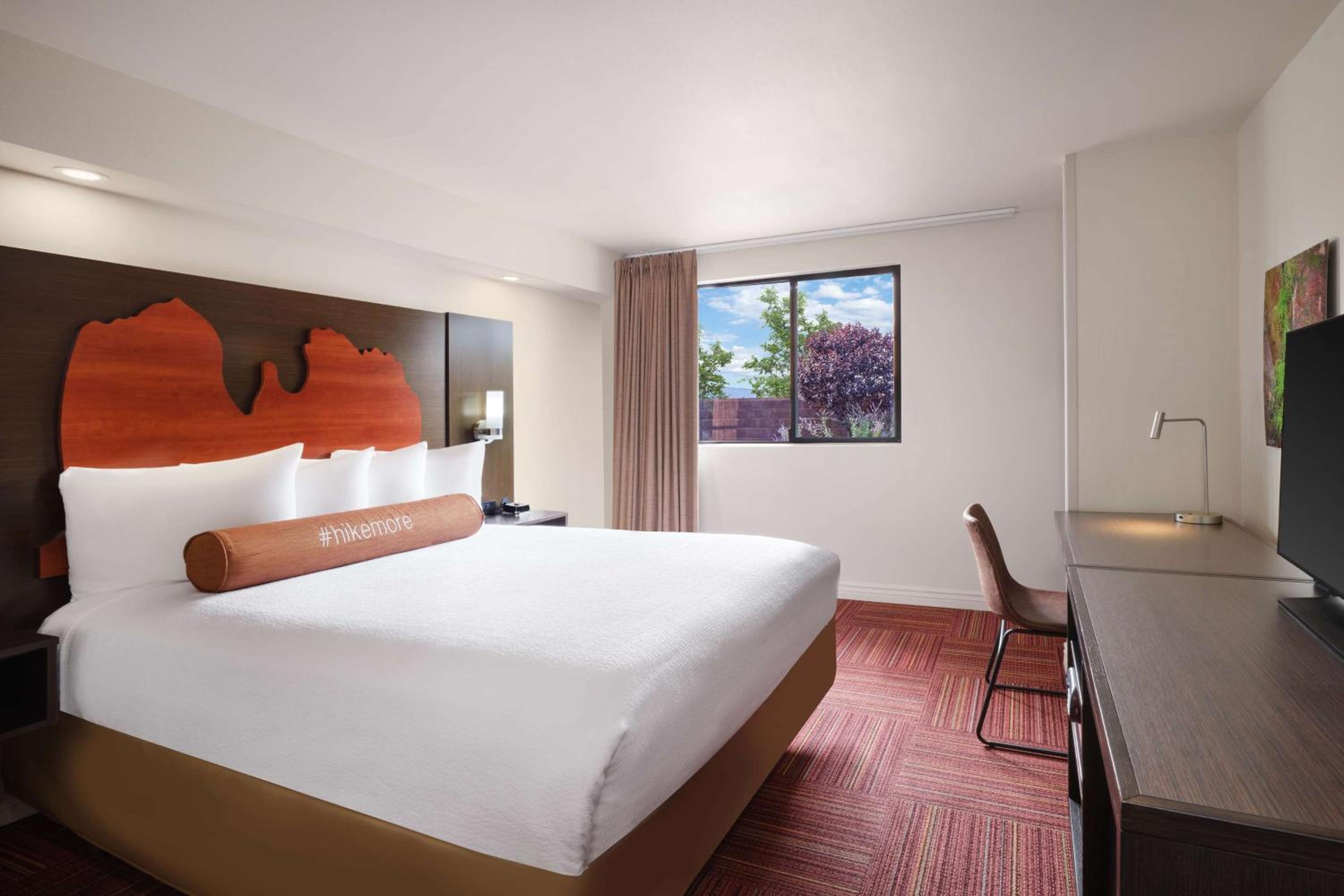 King Room with King Bed and Walk-In Shower - Disability Access/Non-Smoking - Photo 2