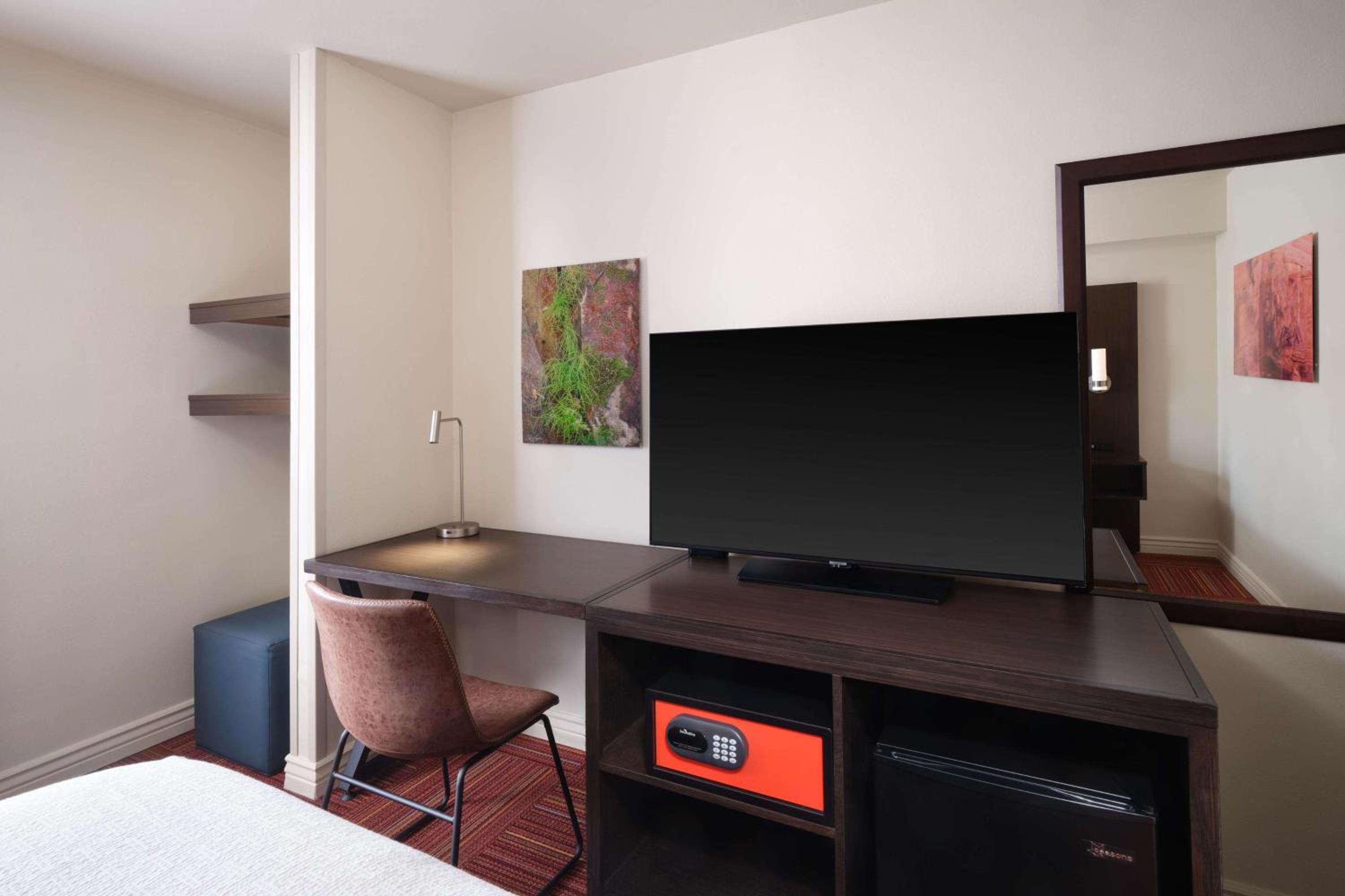 King Room with King Bed and Walk-In Shower - Disability Access/Non-Smoking - Photo 3