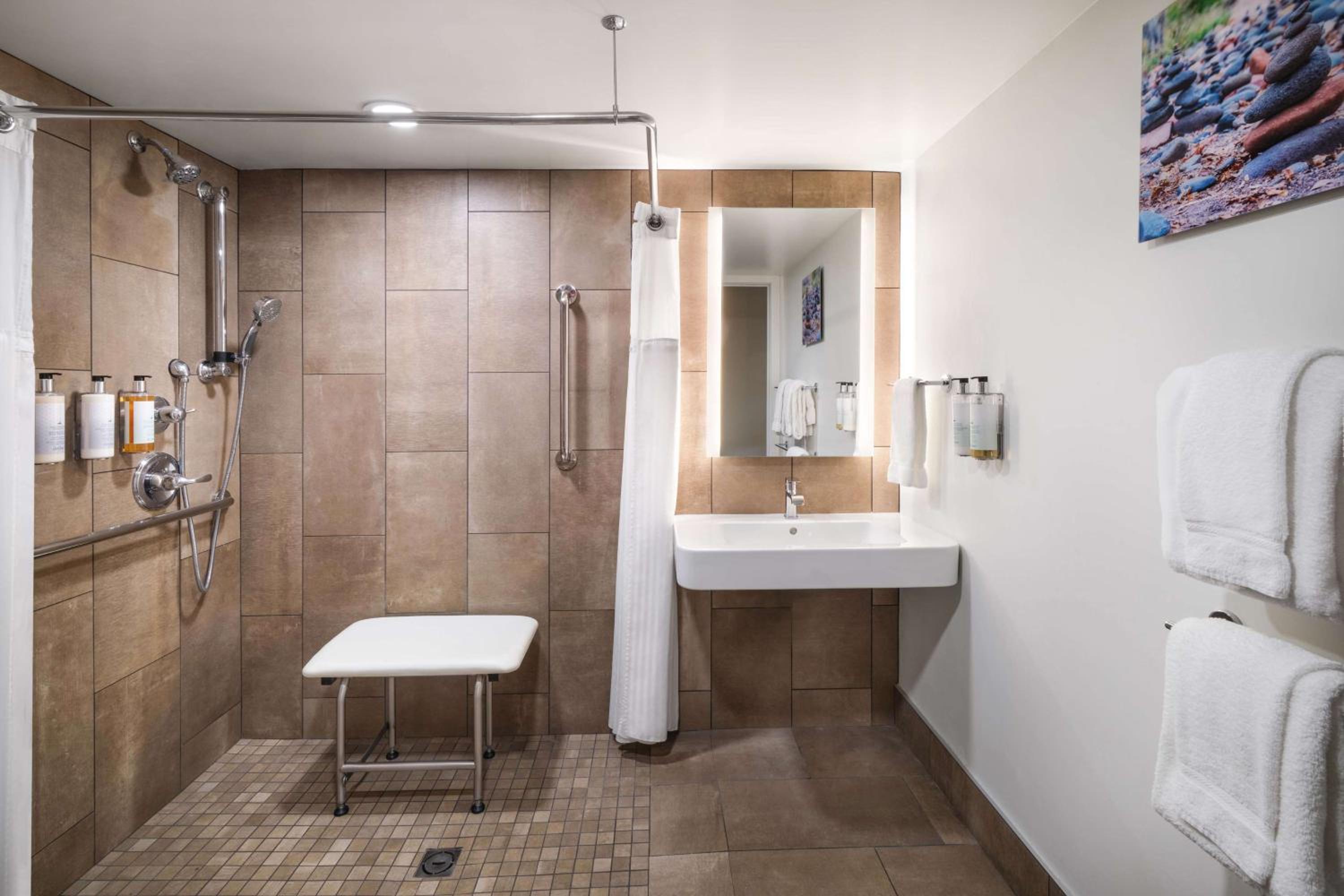 King Room with King Bed and Walk-In Shower - Disability Access/Non-Smoking - Photo 4