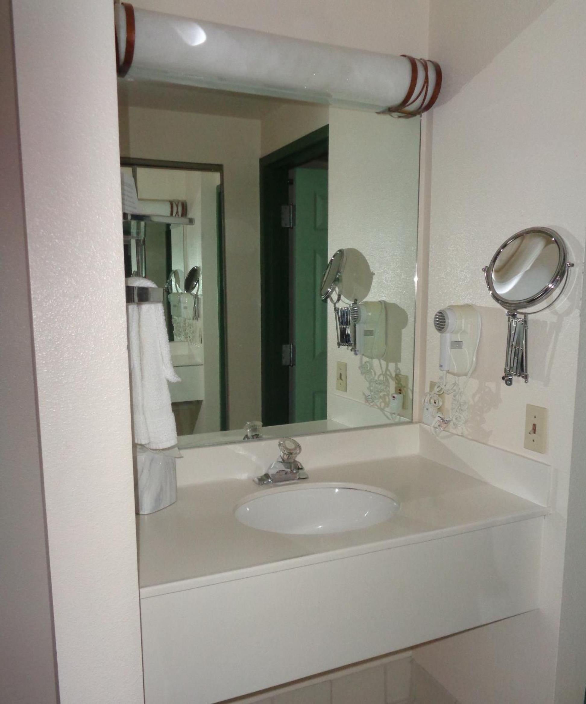 Deluxe King Suite - Photo 6