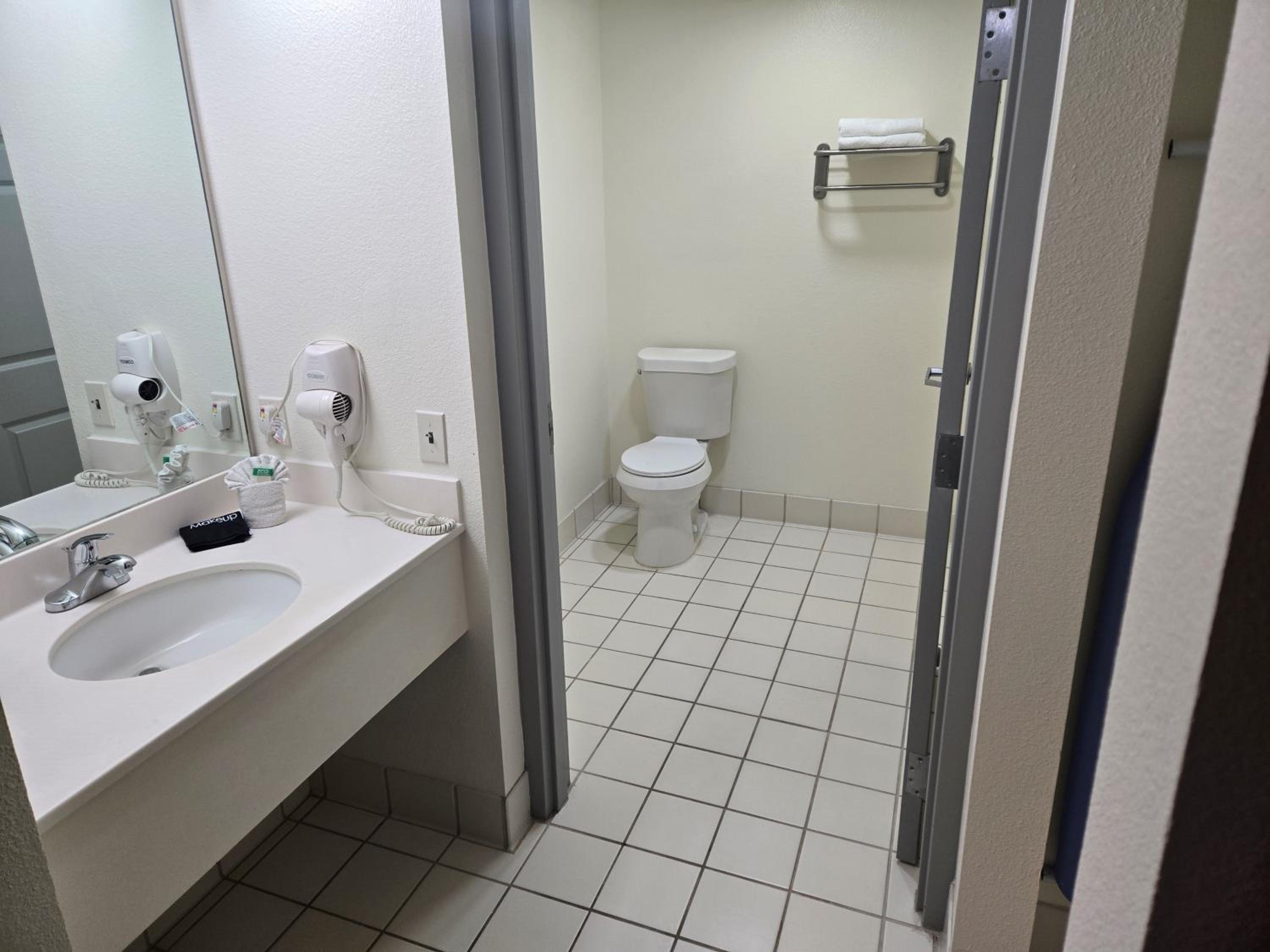 Deluxe King Suite - Photo 7