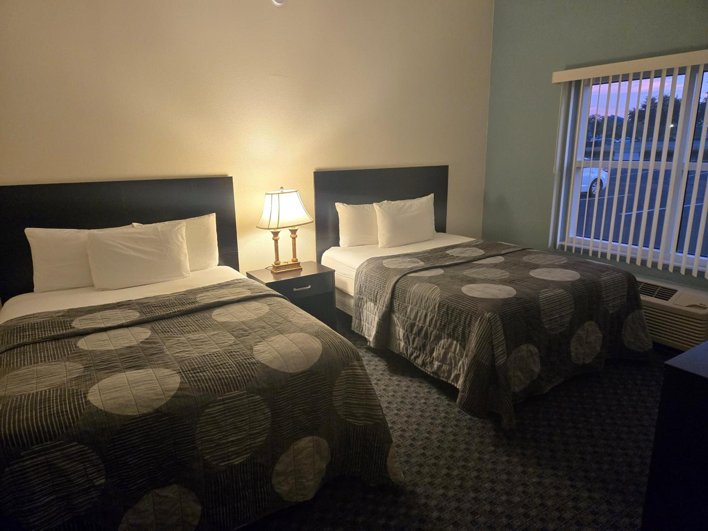 Deluxe Suite - Photo 6