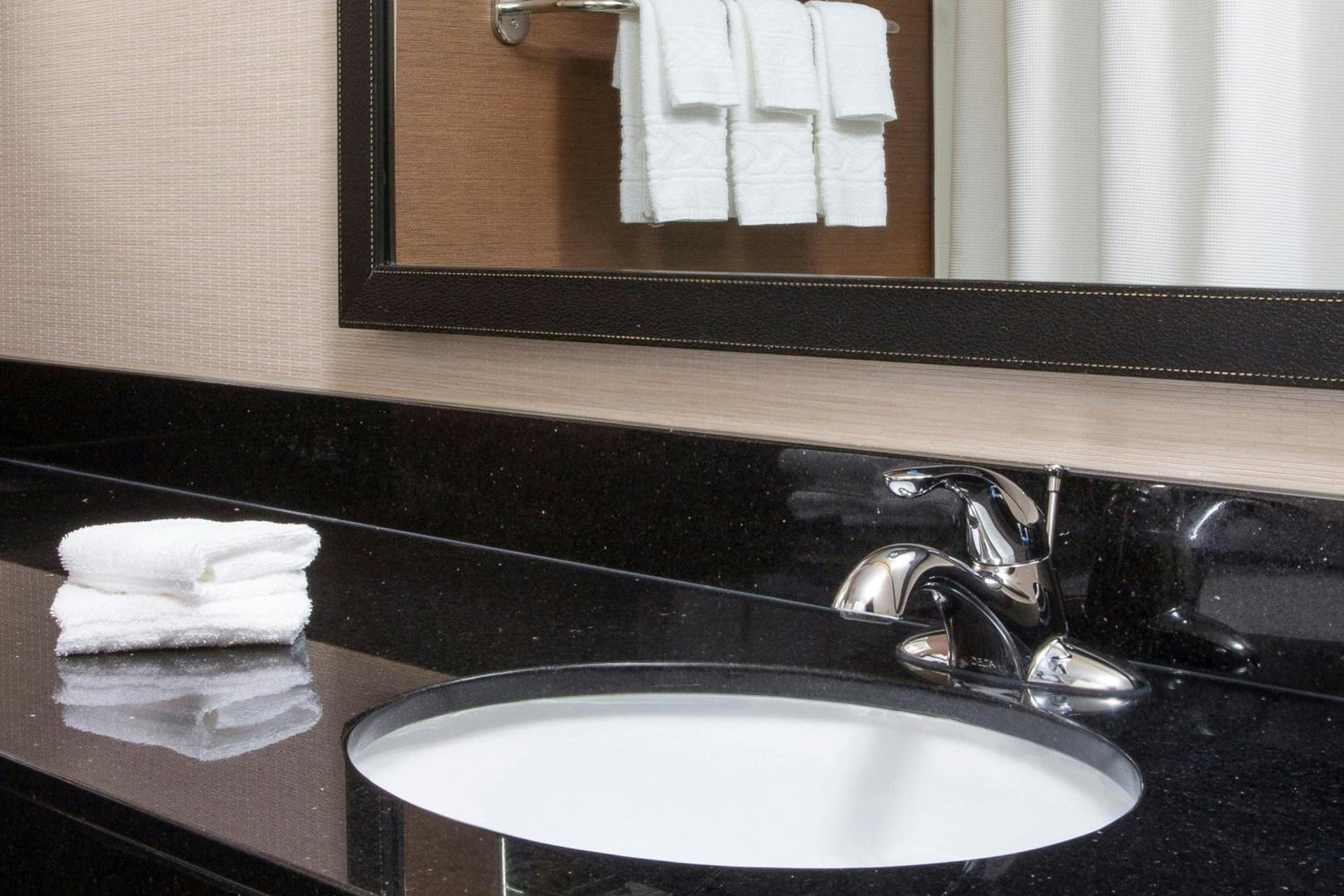 King Room with Bathtub - Mobility Access/Hearing Accessible photo 3
