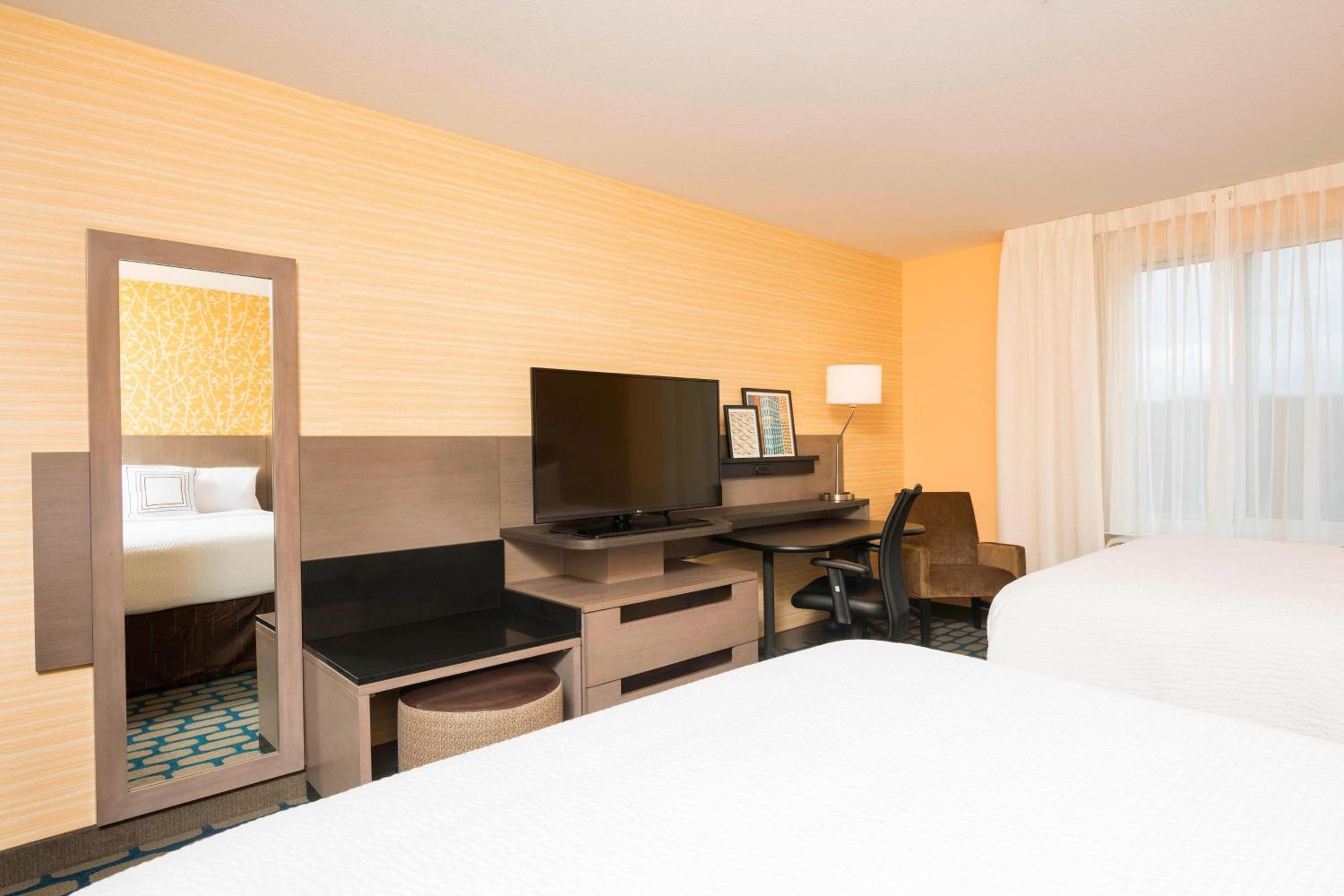 Queen Room with Two Queen Beds and Bathtub - Mobility Access/Hearing Accessible photo 2