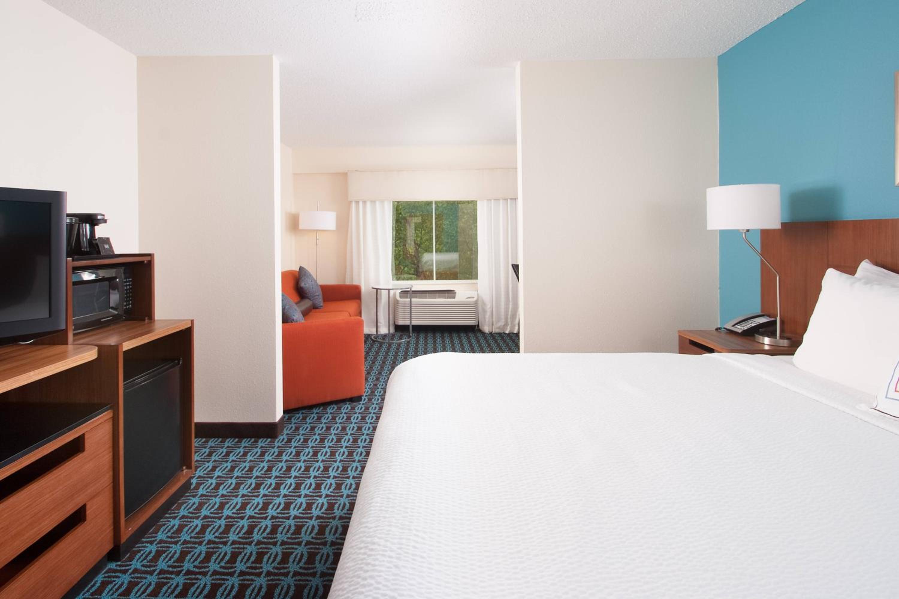 King Room with Sofa Bed and Adapted Tub - Mobility and Hearing Accessible - Photo 2