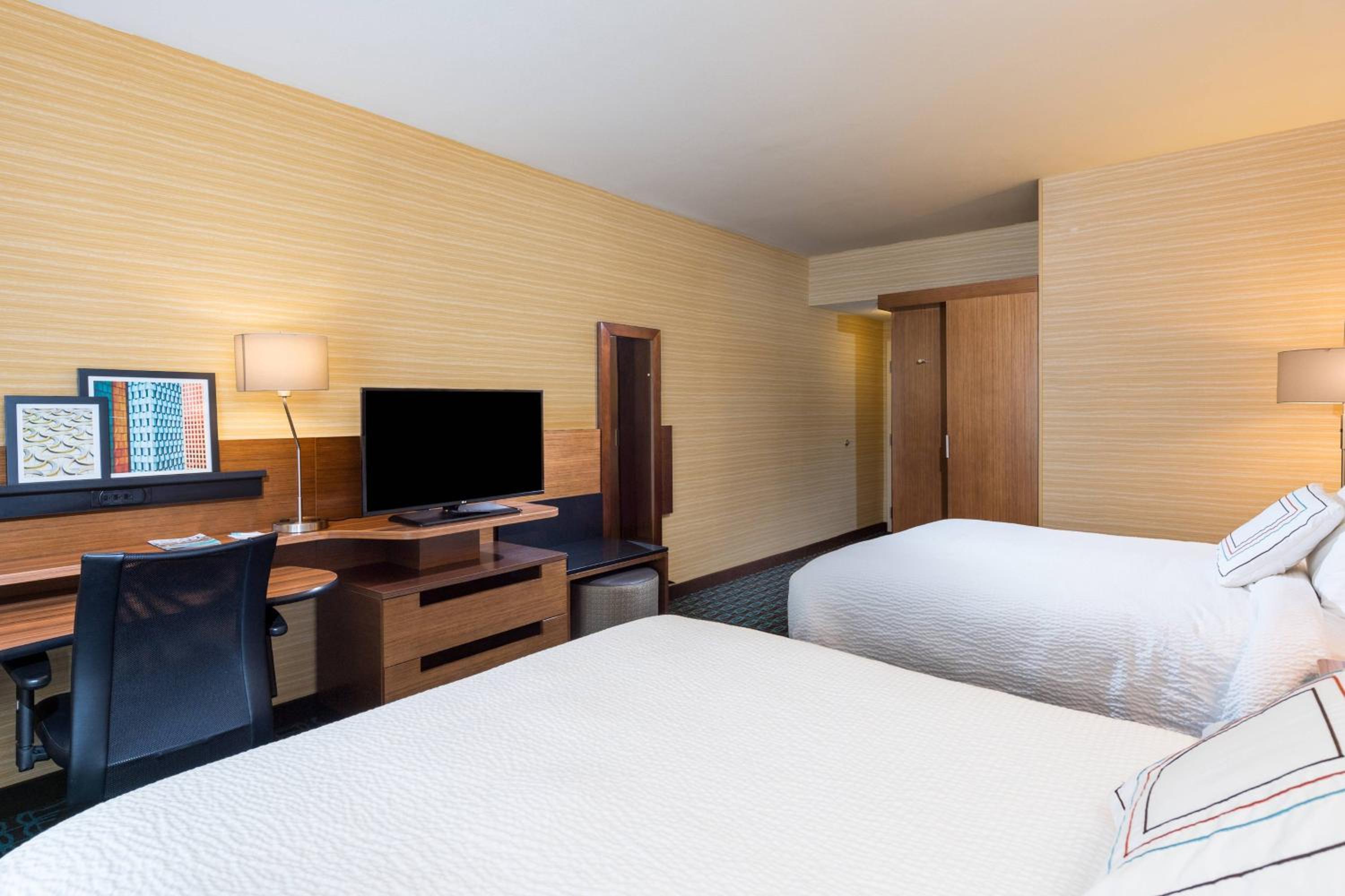 Queen Room with Two Queen Beds photo 2