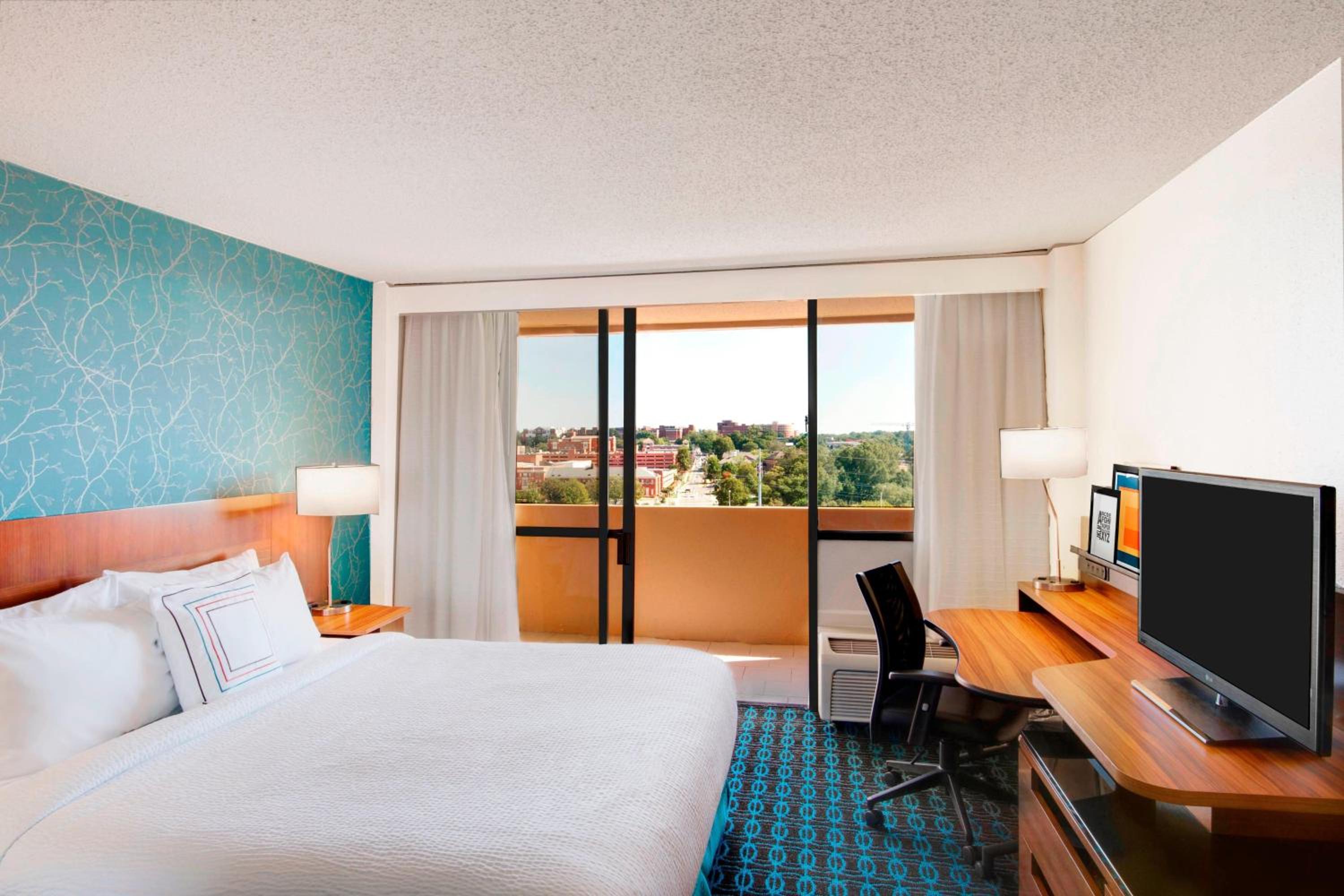 One-Bedroom King Suite with High Floor and Roll-In Shower - Mobility Access/Hearing Accessible - Photo 1