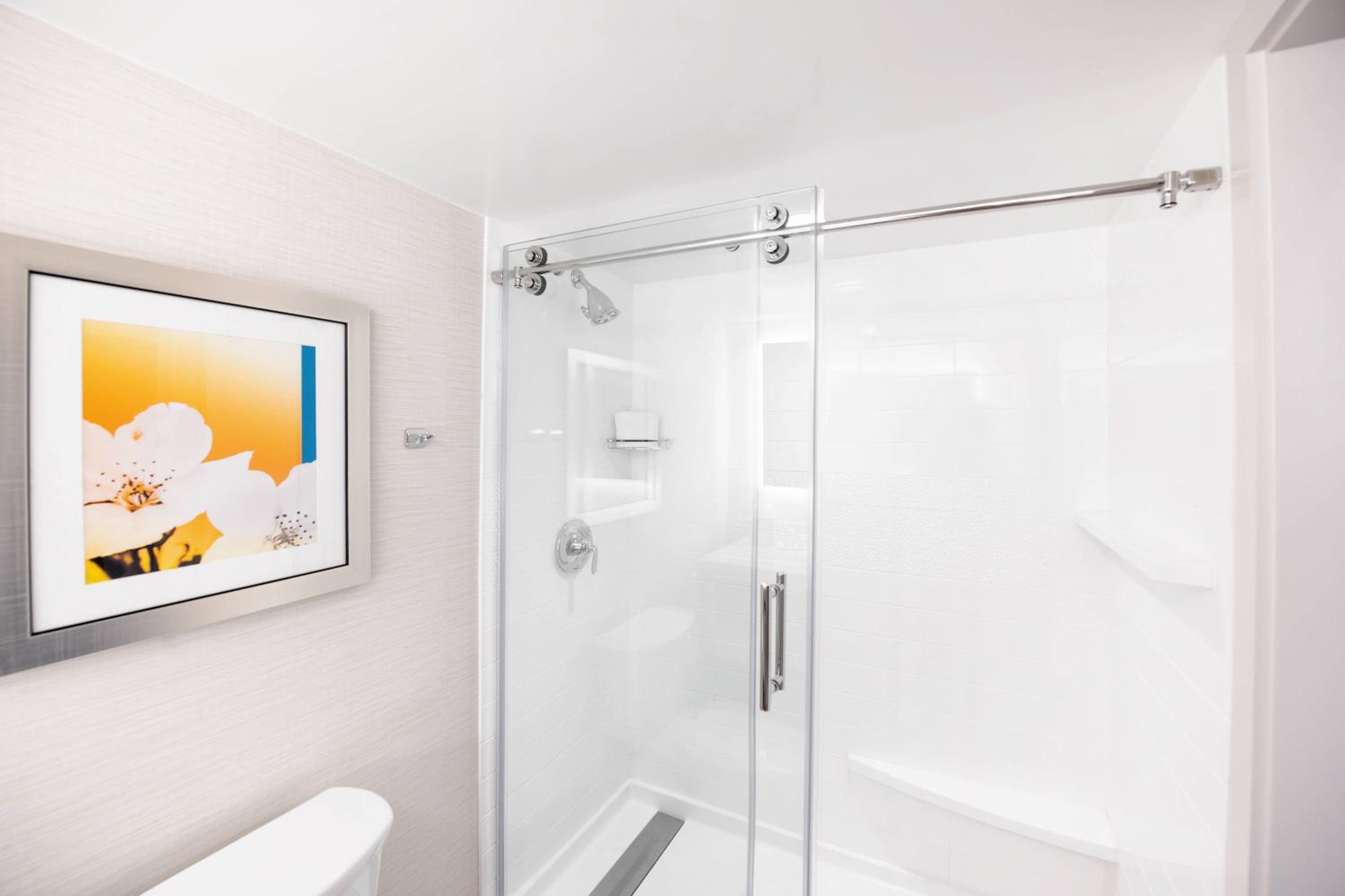 King Room with Roll-in Shower - Mobility Accessible - Photo 3