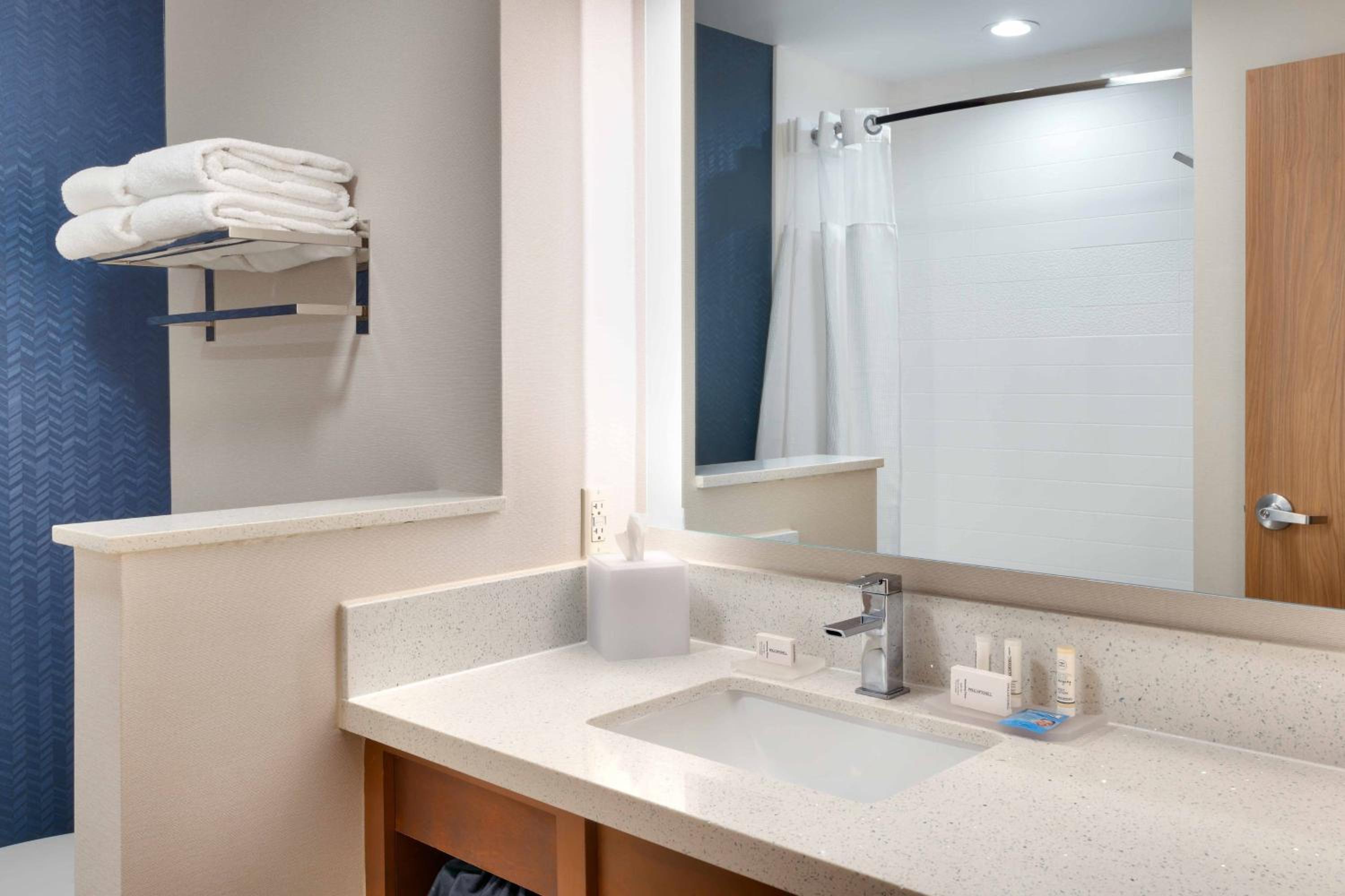 Queen Room with Two Queen Beds and Adapted Tub - Mobility Accessible photo 2