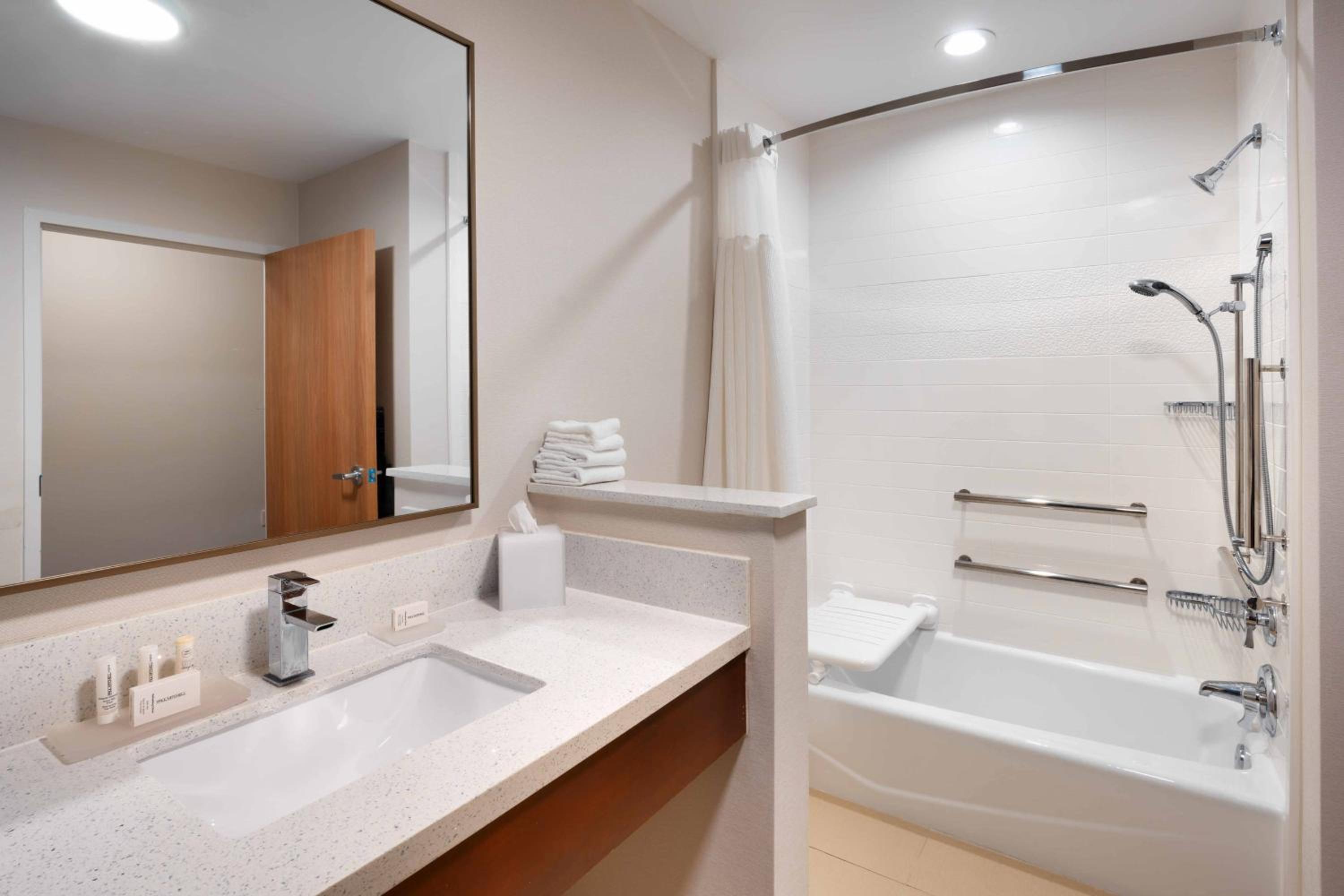 Queen Room with Two Queen Beds and Adapted Tub - Mobility Accessible photo 3