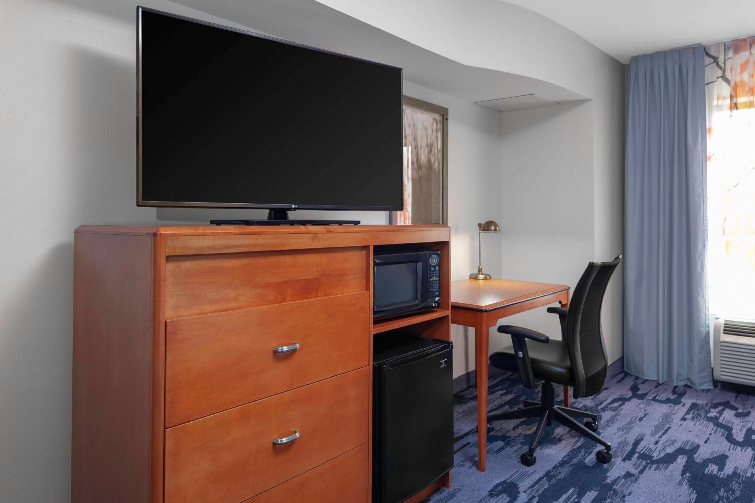 King Room with Sofa Bed - Photo 3