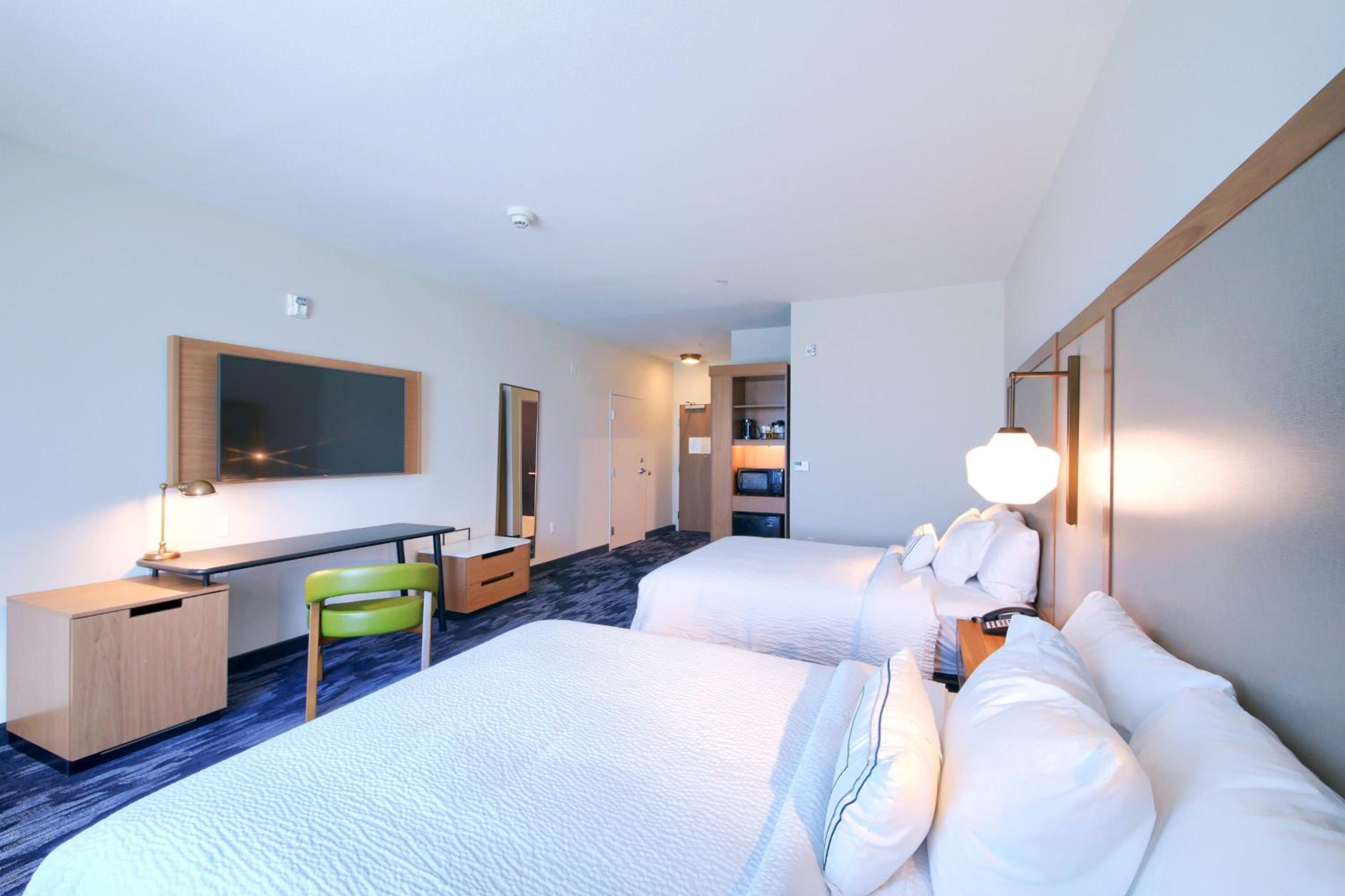 Queen Room with Two Queen Beds and Adapted Tub - Mobility and Hearing Accessible photo 3