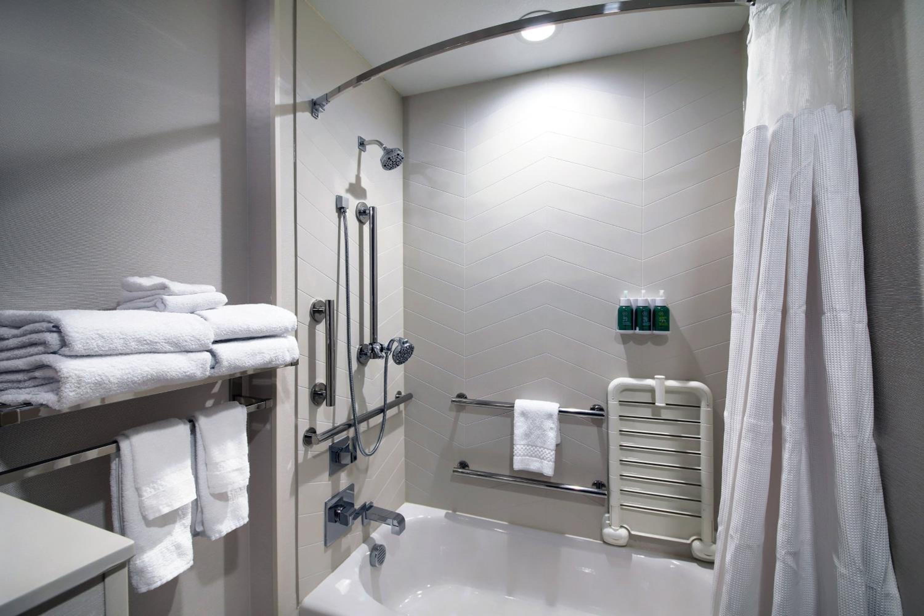 Queen Room with Two Queen Beds, Transfer Shower and Bathtub - Mobility Access/Hearing Accessible