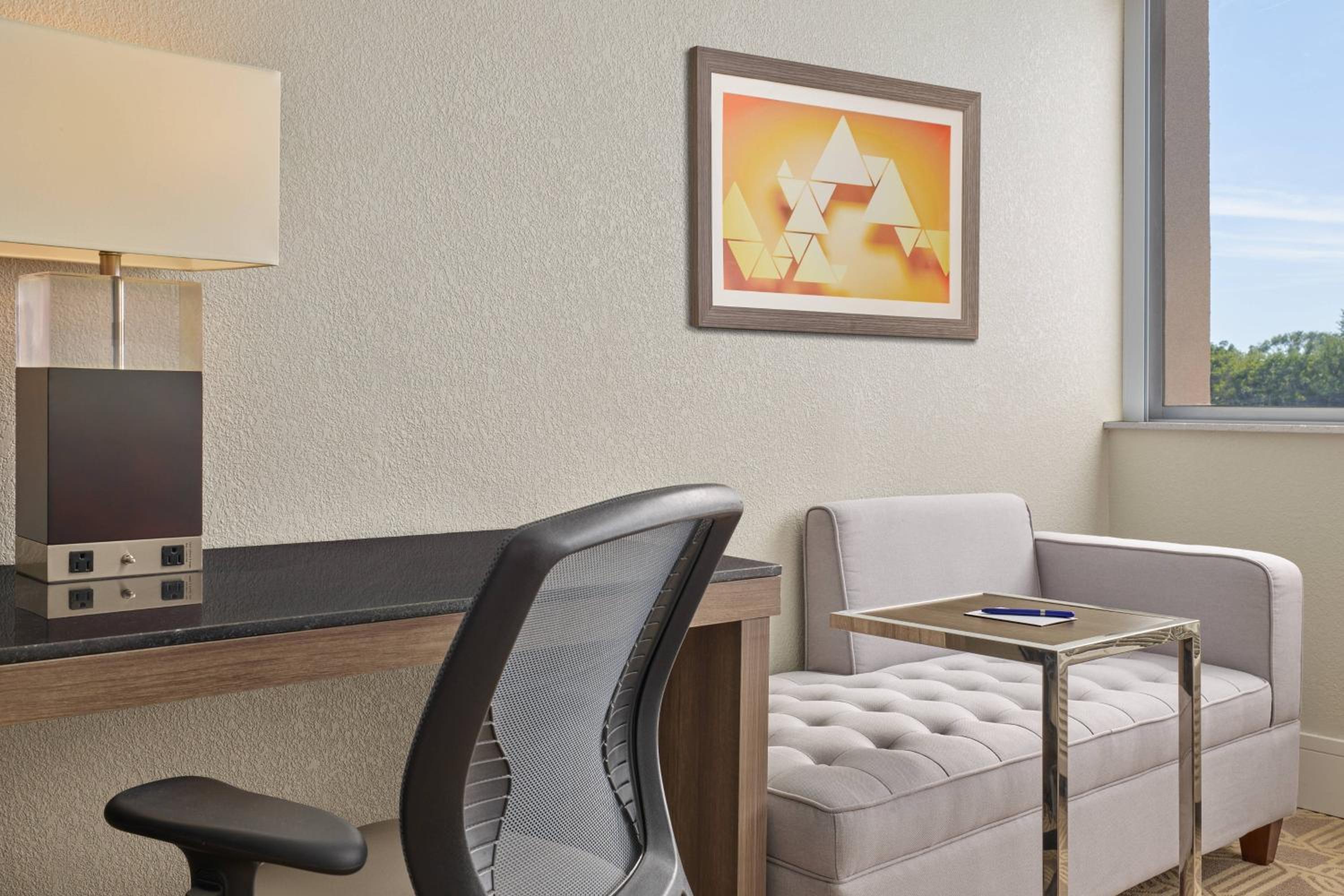 Executive, Guest room, 1 King, Sofa bed, High floor (Mobility Accessible w/ Tub) - Photo 3