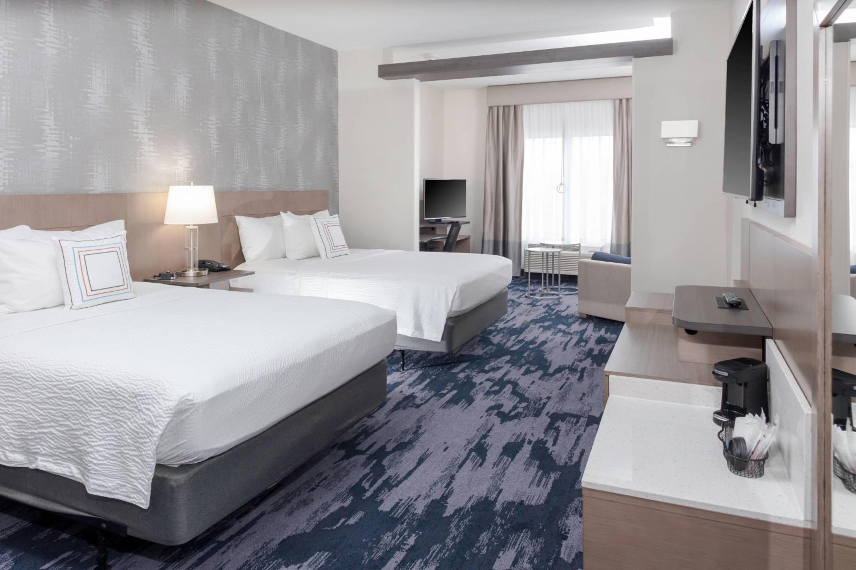 Queen Suite with Two Queen Beds, Bathtub and Sofa Bed - Mobility Access/Hearing Accessible