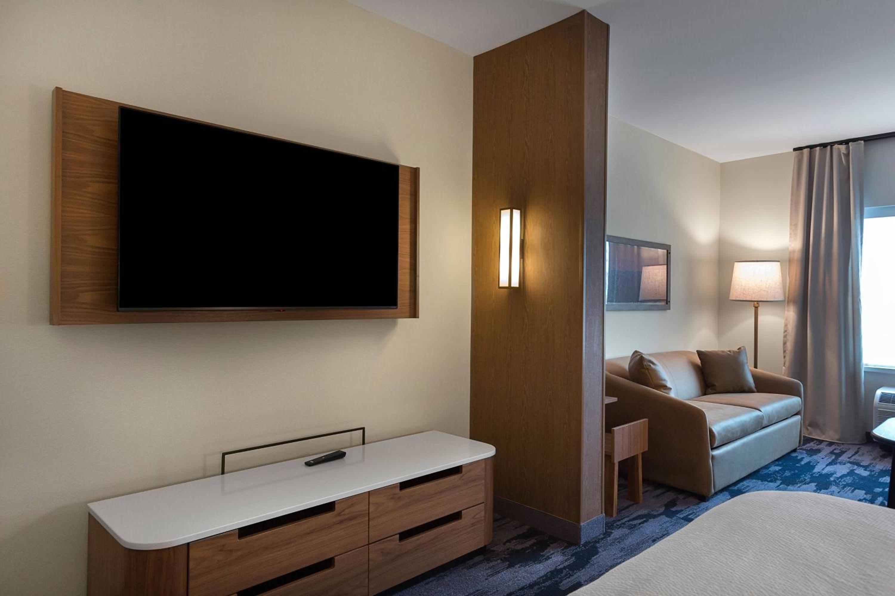 Deluxe Suite, Club lounge access, Suite, 1 King (Mobility Accessible w/ Tub)