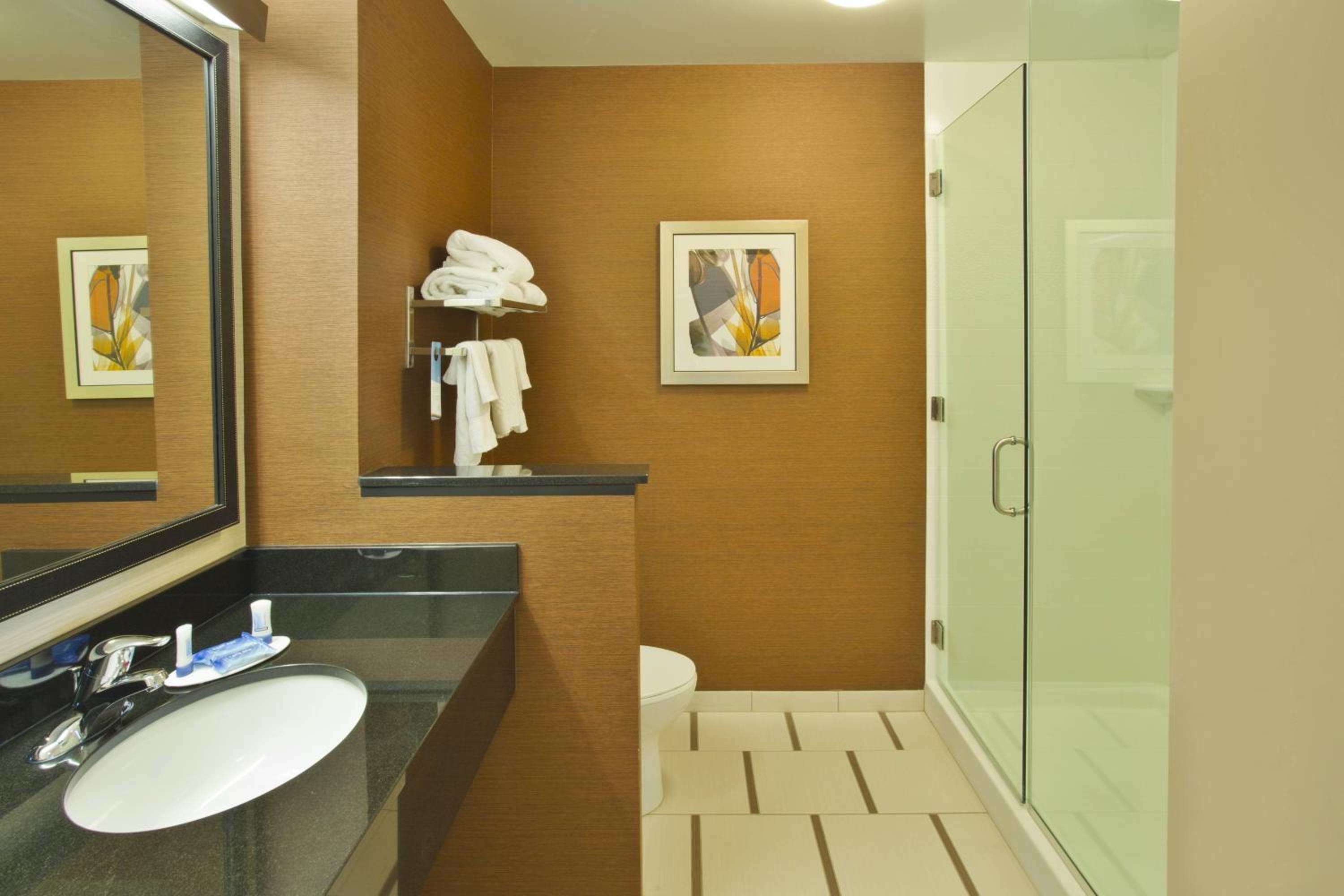 King Room - Hearing Accessible photo 2
