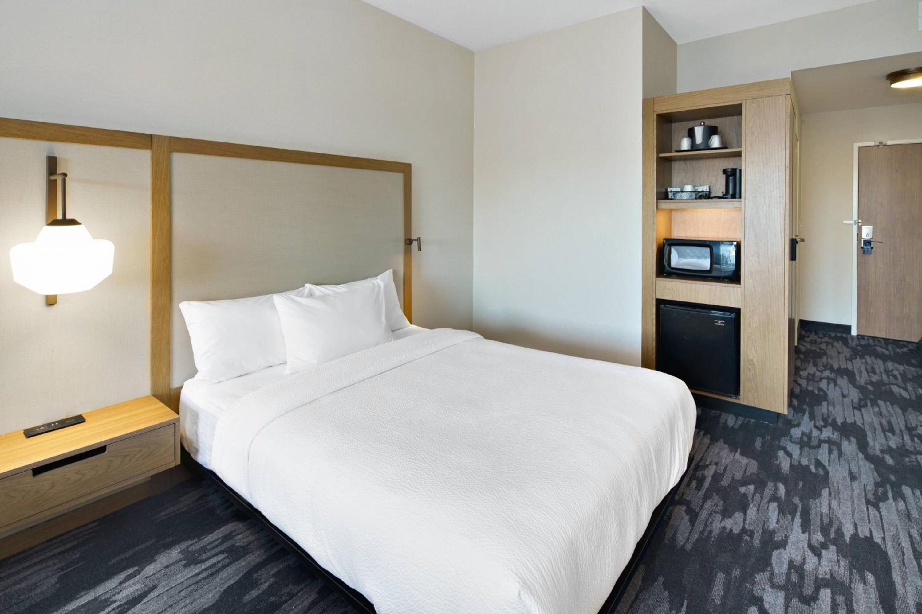 Queen Room with Two Queen Beds - Hearing Accessible - Photo 2