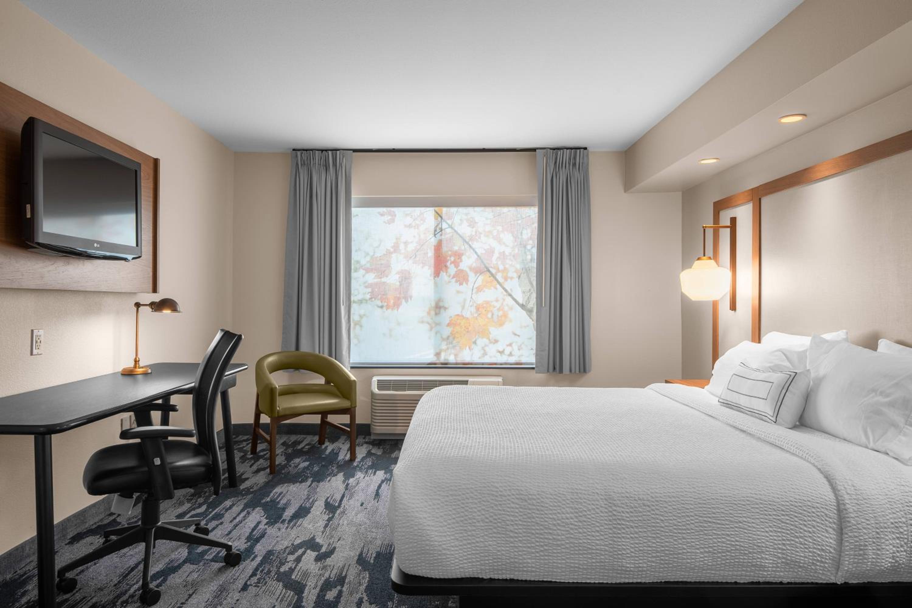 King Room - Hearing Accessible photo 2