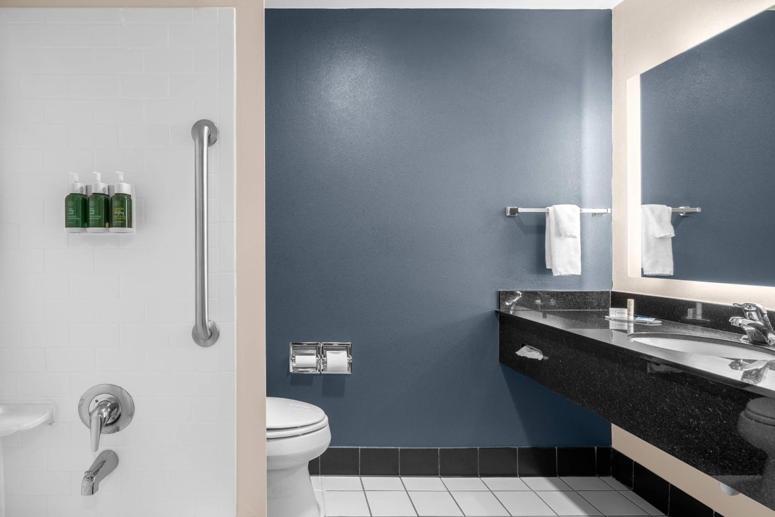 King Room - Hearing Accessible photo 3