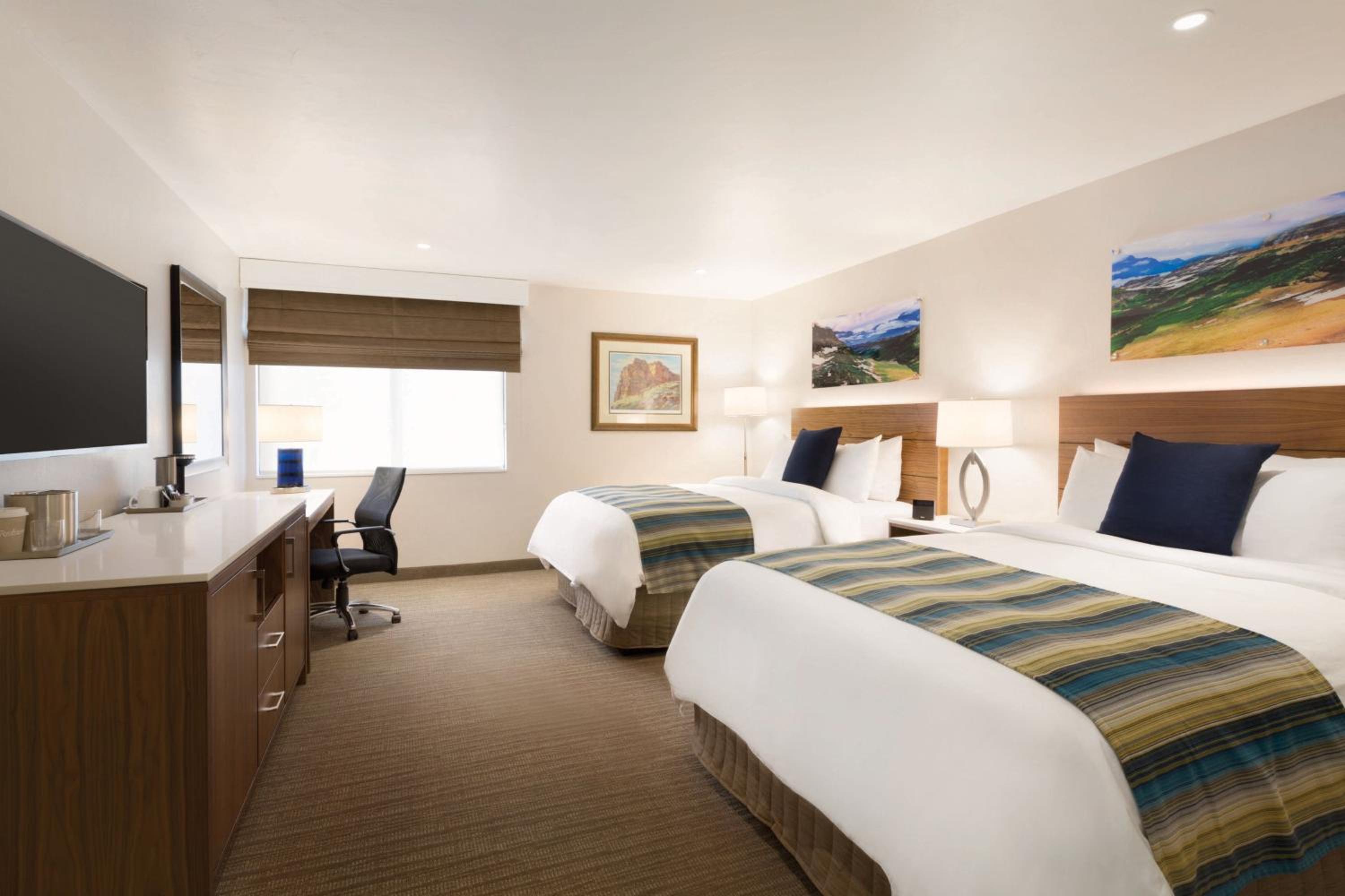 Queen Room with Two Queen Beds and Adapted Tub - Mobility Accessible photo 1