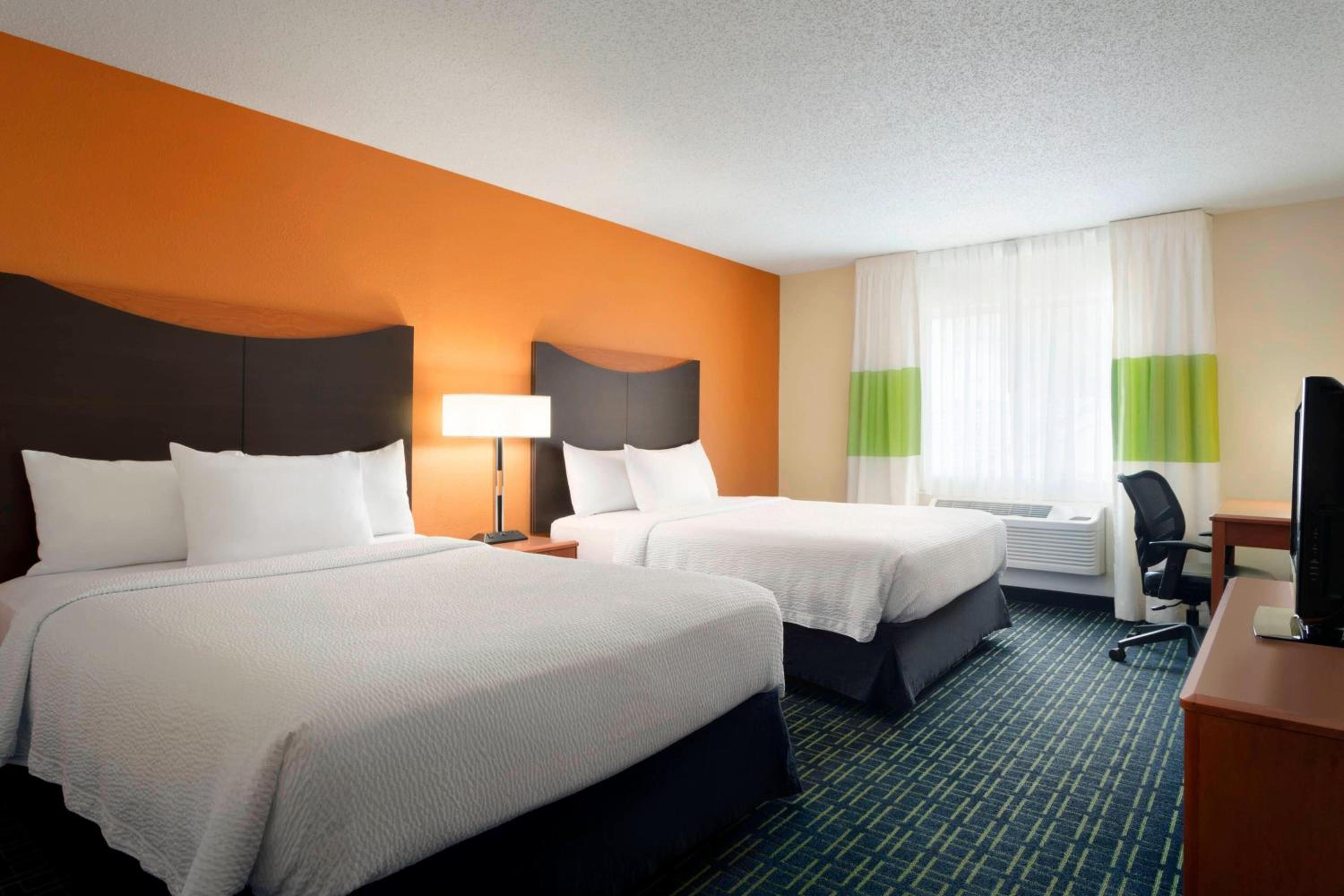 Queen Room with Two Queen Beds and Adapted Tub - Mobility and Hearing Accessible - Photo 2