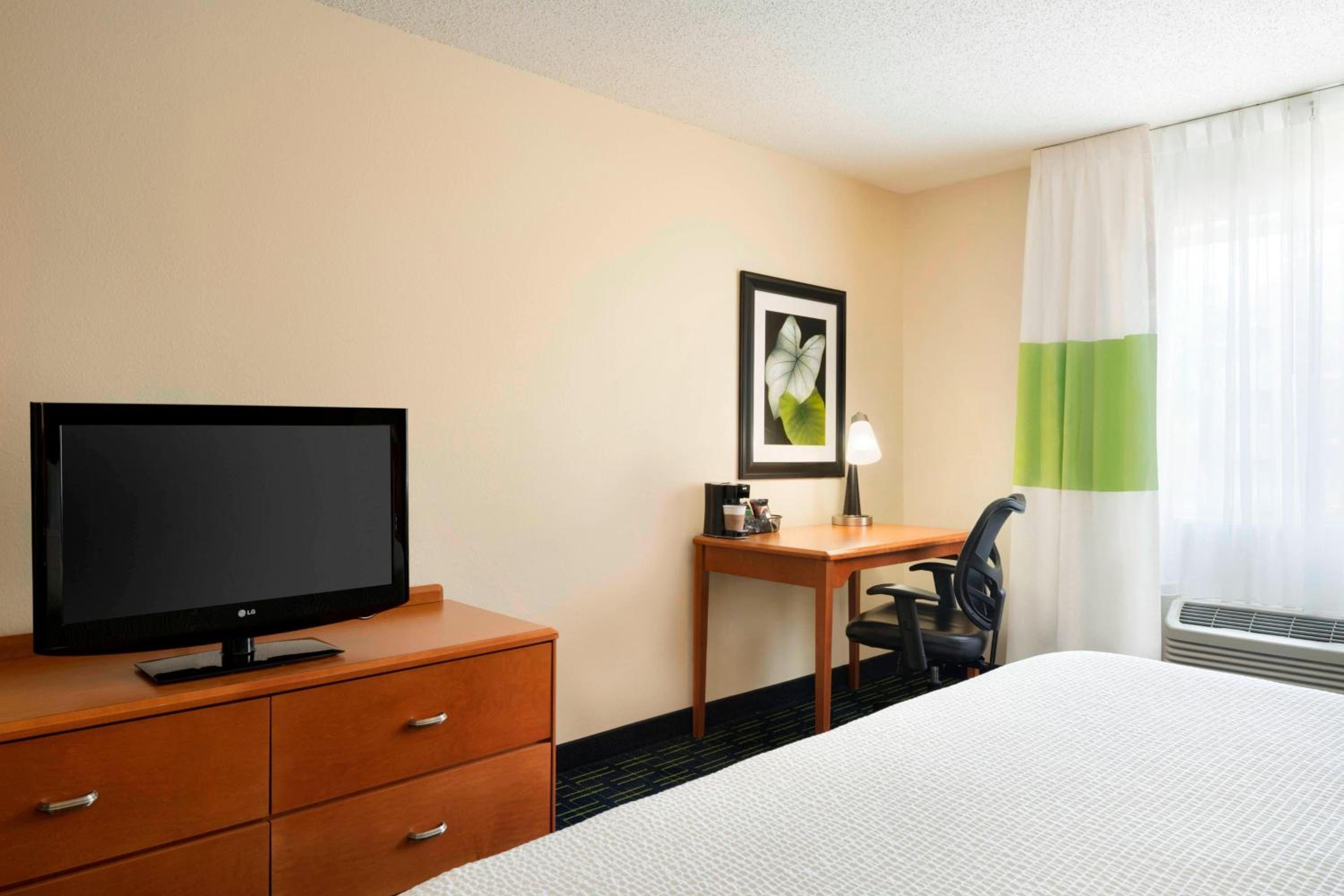 King Room with Adapted Tub - Mobility and Hearing Accessible - Photo 2
