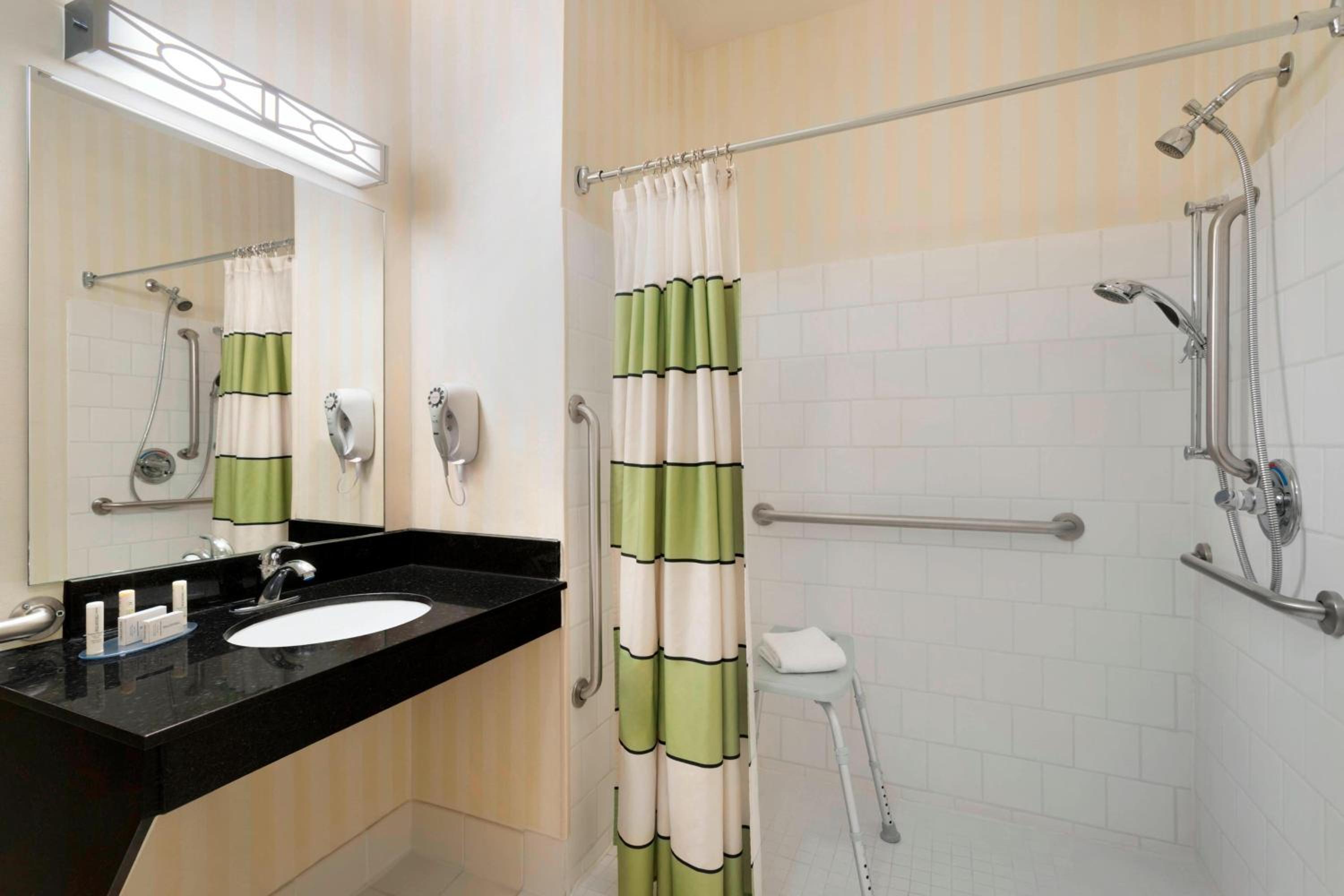 King Room with Adapted Tub - Mobility and Hearing Accessible - Photo 4