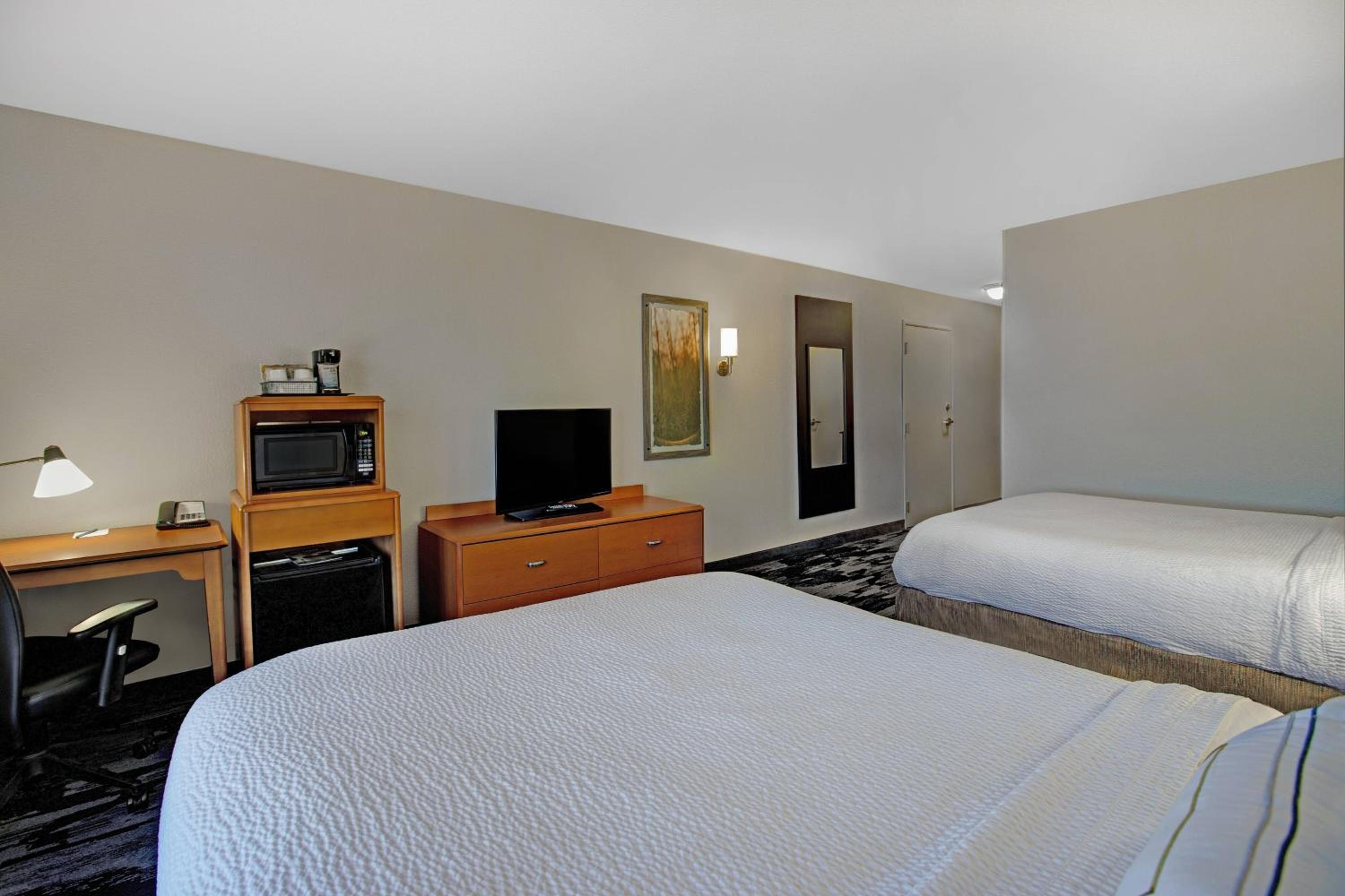Queen Room with Two Queen Beds - Hearing Accessible photo 3