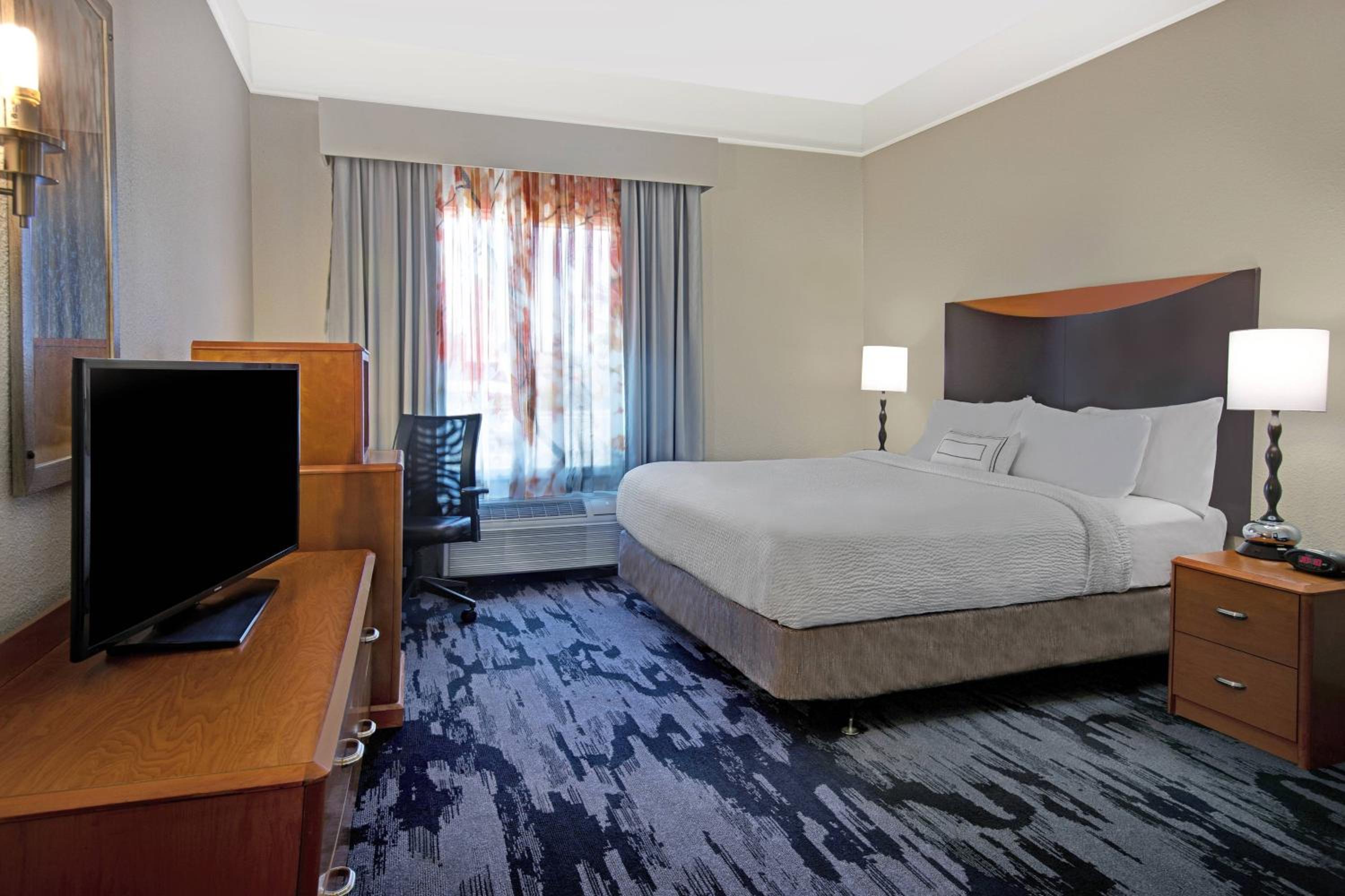 King Room with Transfer Shower - Mobility Access/Hearing Accessible photo 2
