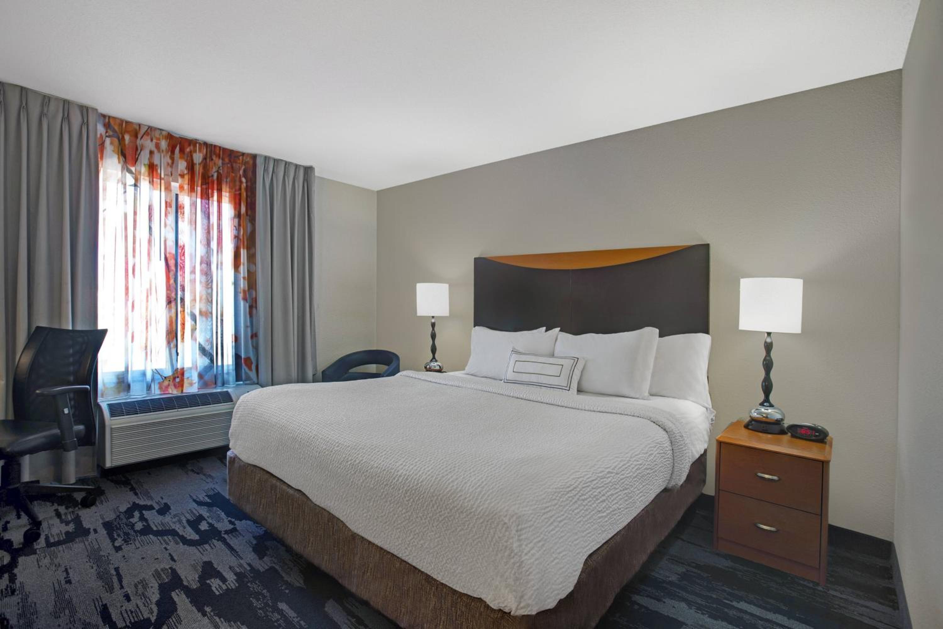 King Room with Transfer Shower - Mobility Access/Hearing Accessible photo 3