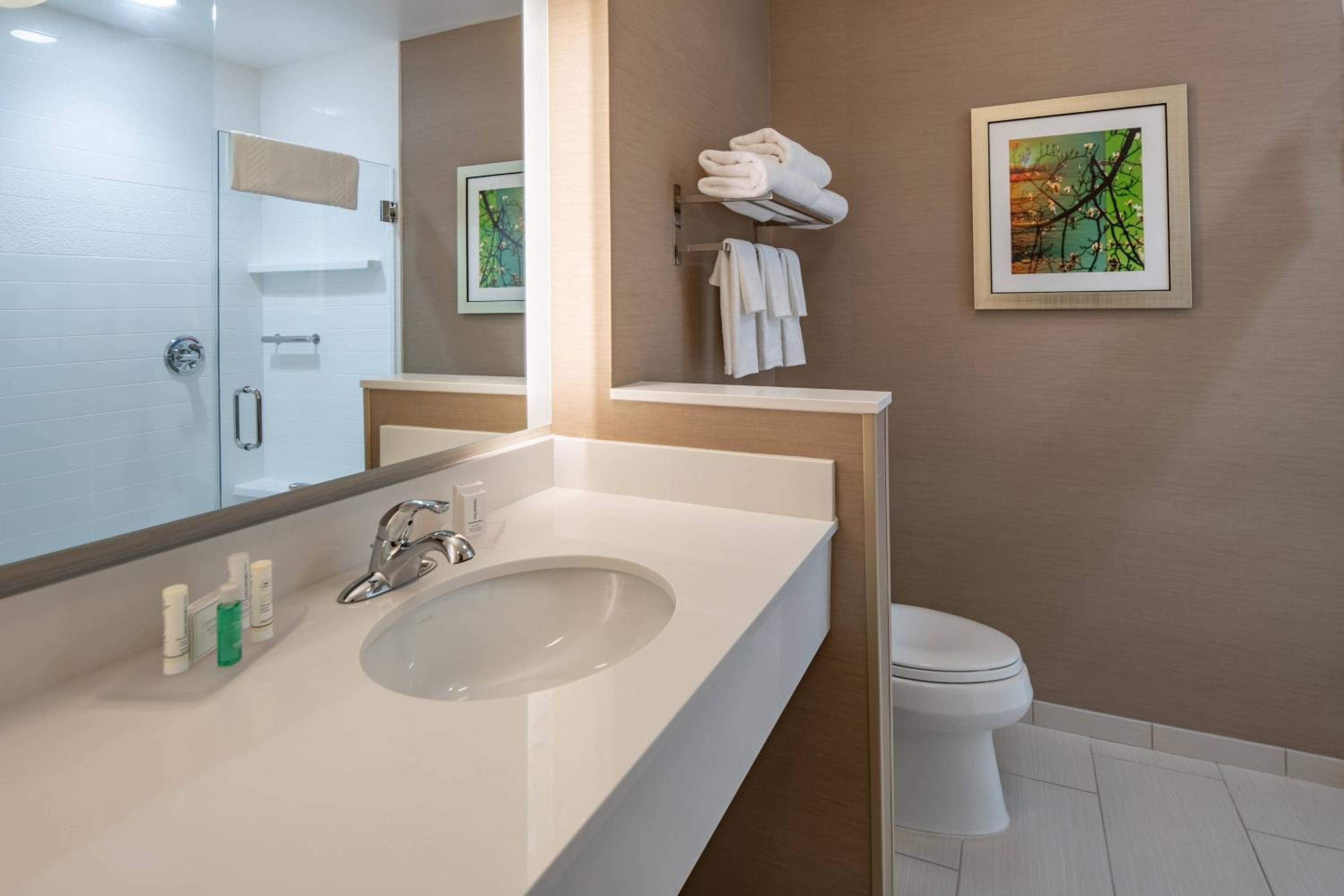 Queen Room with Two Queen Beds and Adapted Tub - Mobility Accessible