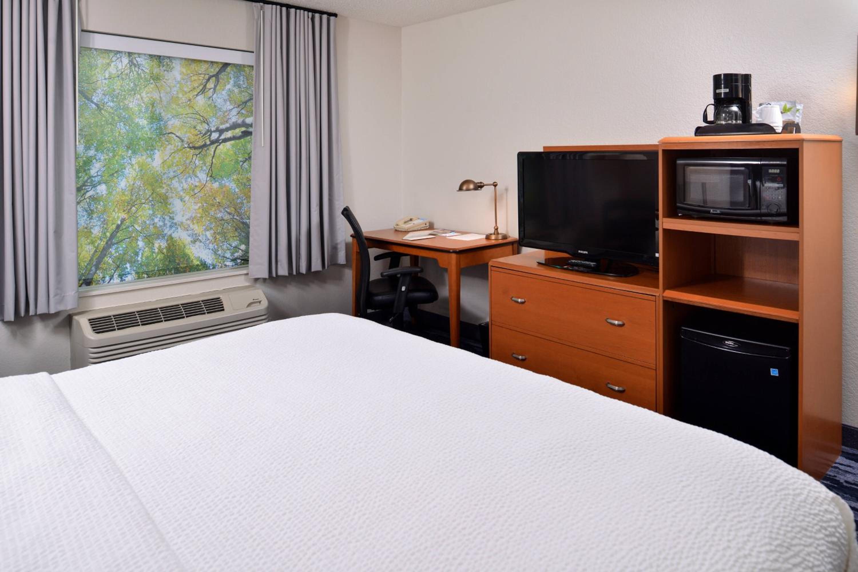King Room with Roll-in Shower - Mobility Accessible - Photo 3